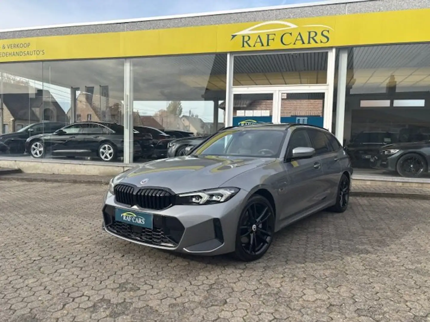 BMW 330 330e Touring Aut. M Sport | PANO | BTW! | FACELIFT Grijs - 1