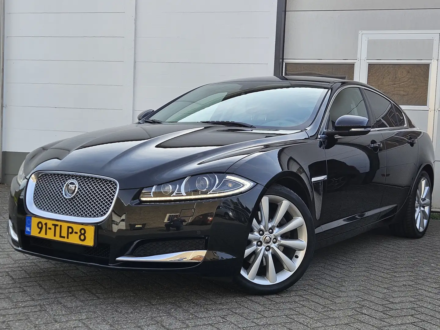 Jaguar XF 2.2D /Dealer Onderhouden/ACC/Xenon/Camera! Zwart - 1