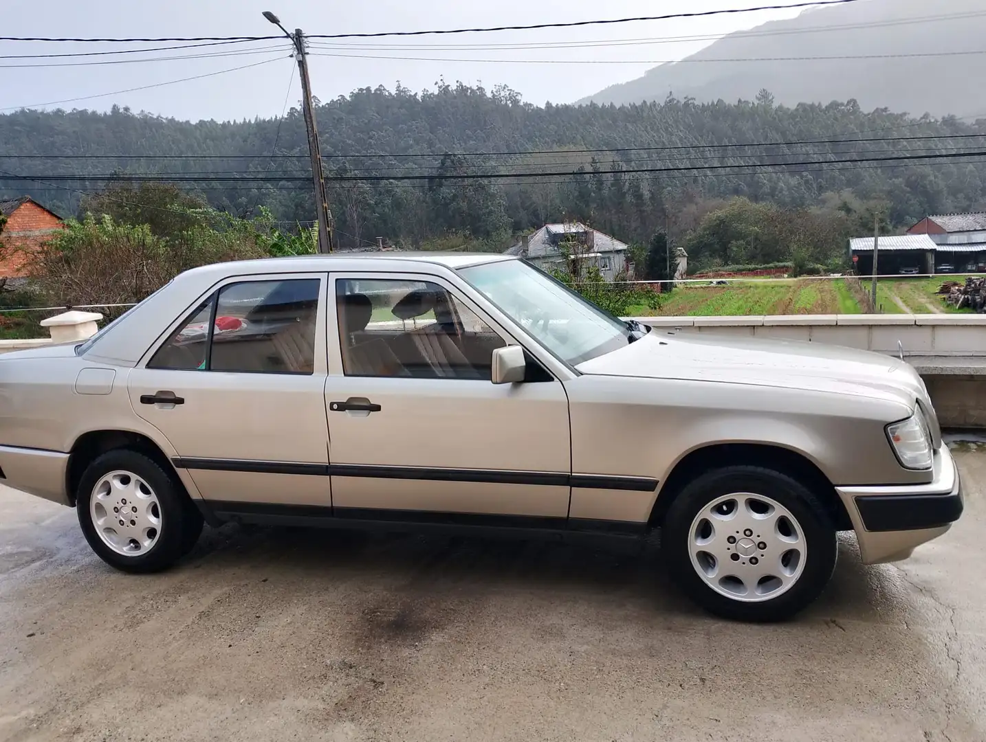 Mercedes-Benz 300 300D 6 cylinder no turbo - 2