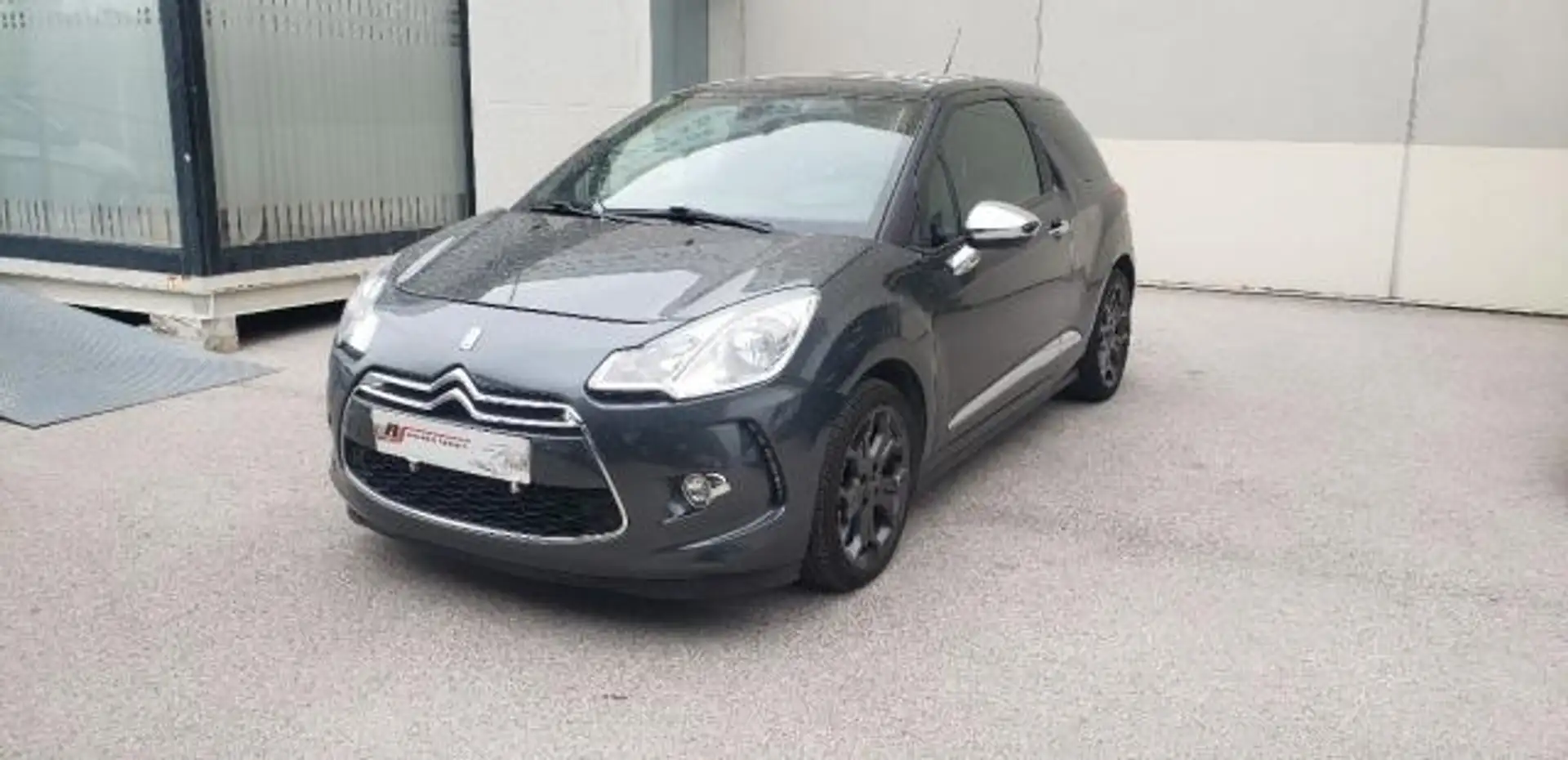 DS Automobiles DS 3 1.6 HDi GRAPHIC ART Stříbrná - 1