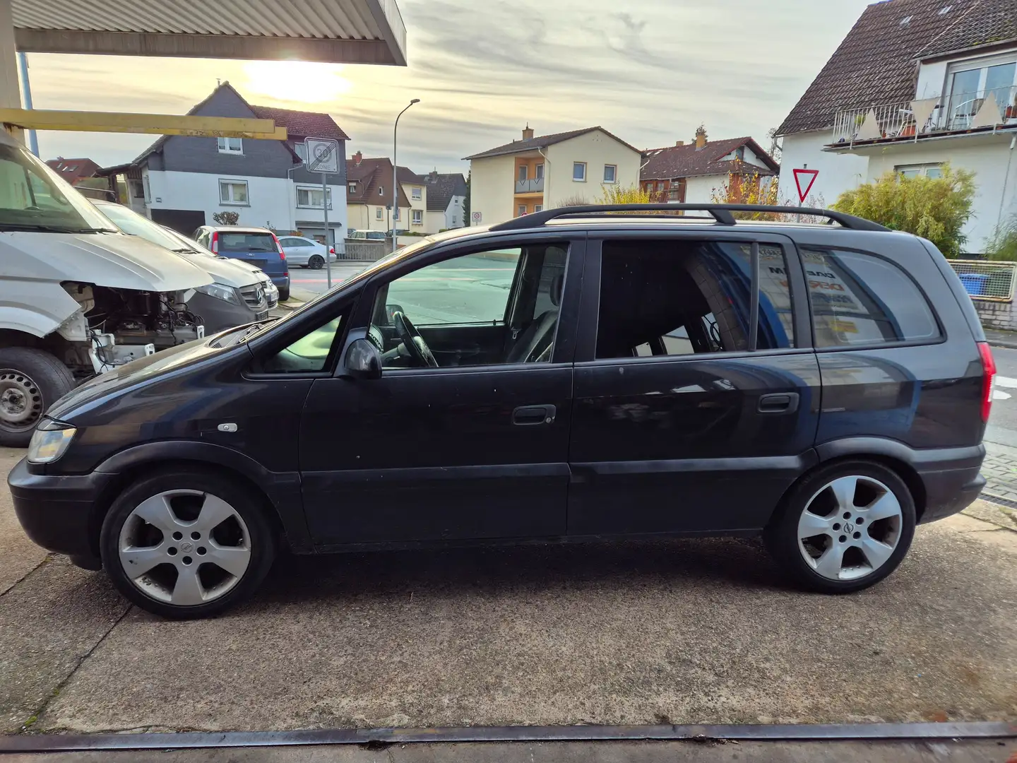 Opel Zafira Zafira 1.8 16V Comfort AHK Alufelgen Schwarz - 1