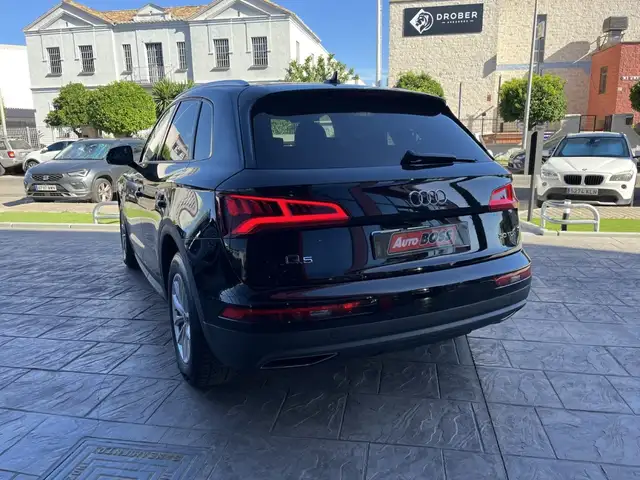 Audi Q5 view 8