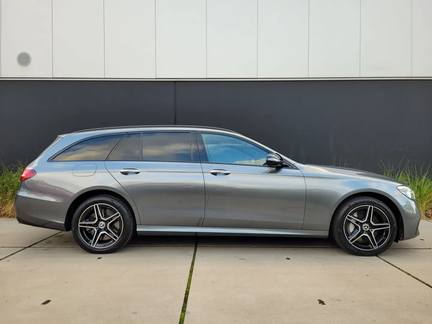 Mercedes-Benz E 300 de T*AMG LINE*NIGHTPAKKET*CAMERA*BURMESTER*TR.HAAK Gris - 2