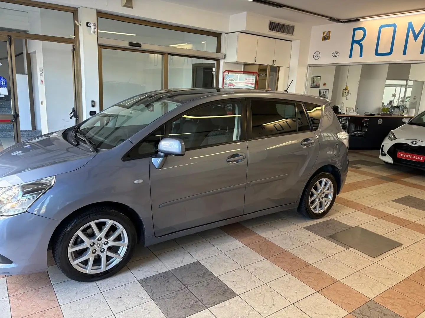 Toyota Verso Verso 2009 2.0  Sol 7posti Grau - 2