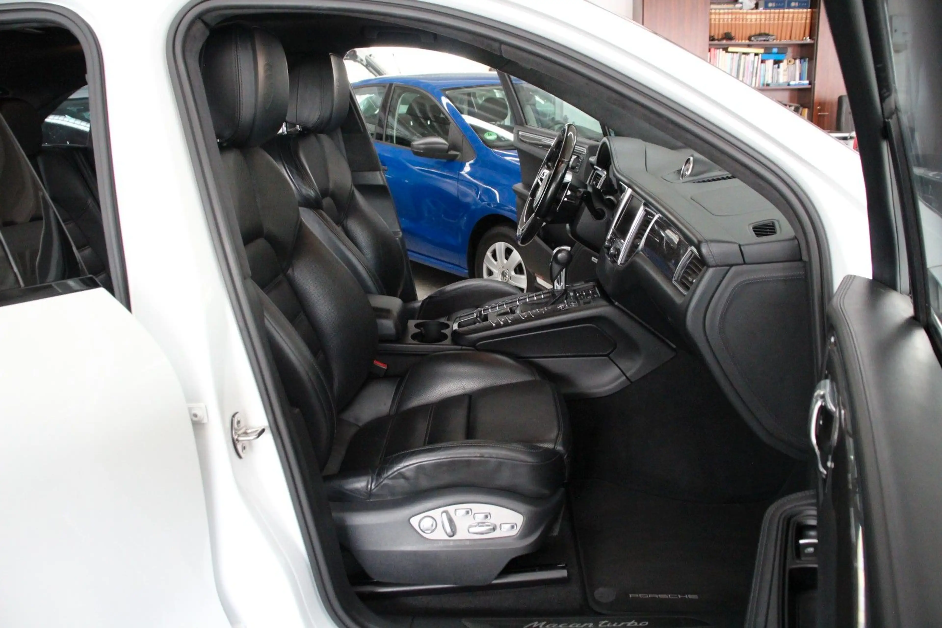 Porsche Macan Turbo *BOSE/Pano/Sitzbelüftung* — photo 11