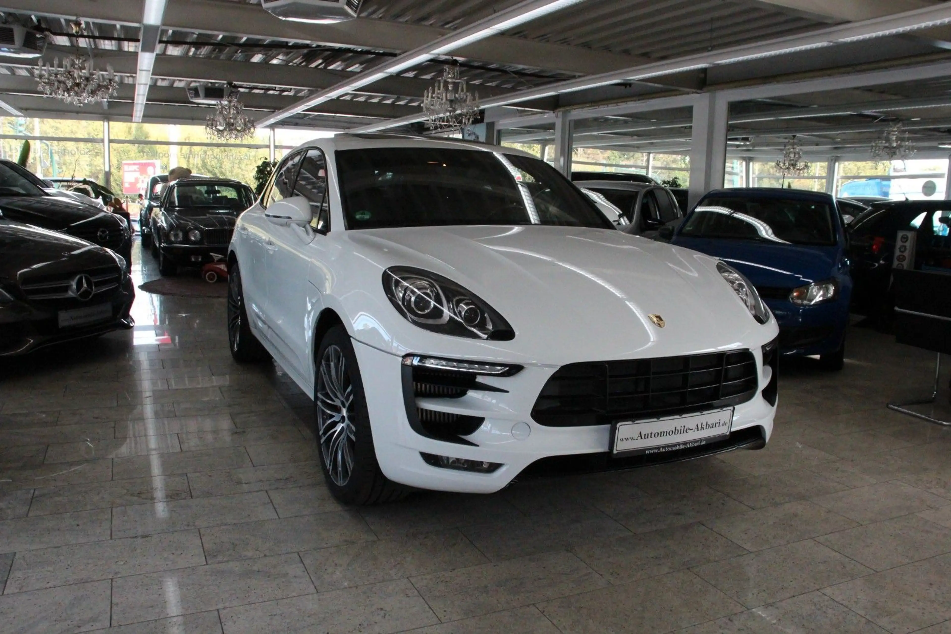 Porsche Macan Turbo *BOSE/Pano/Sitzbelüftung* — photo 2