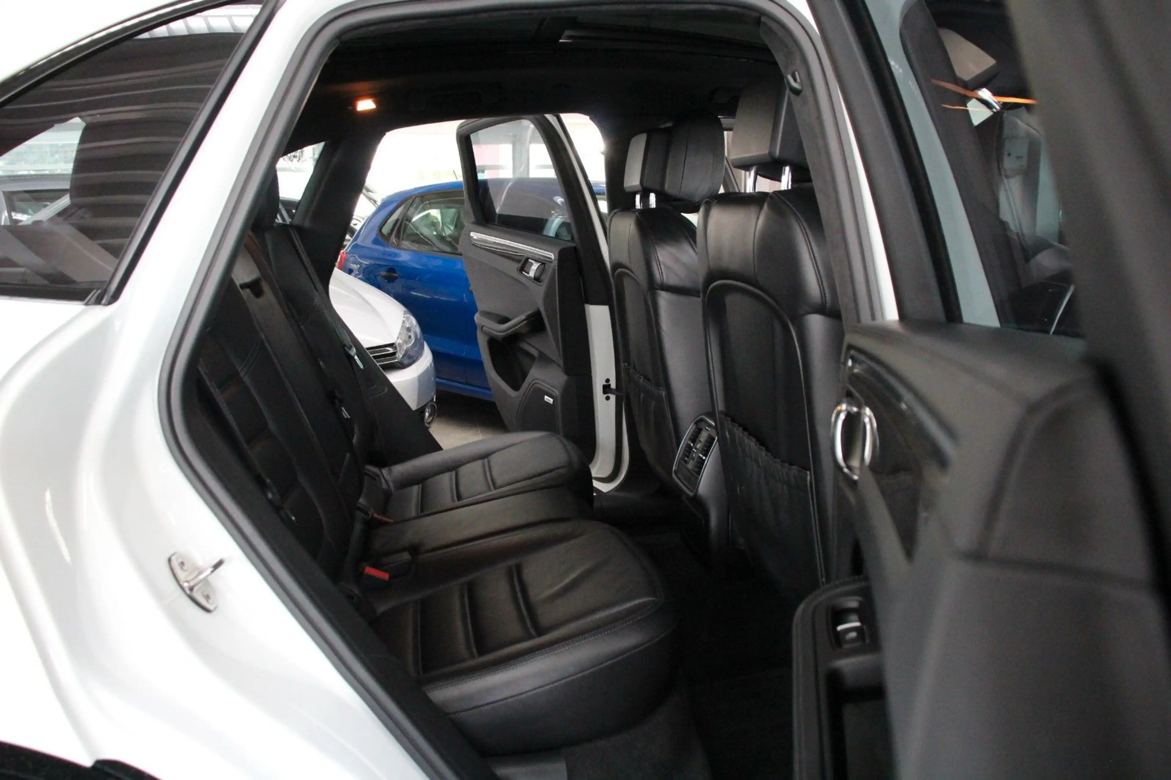 Porsche Macan Turbo *BOSE/Pano/Sitzbelüftung* — photo 14