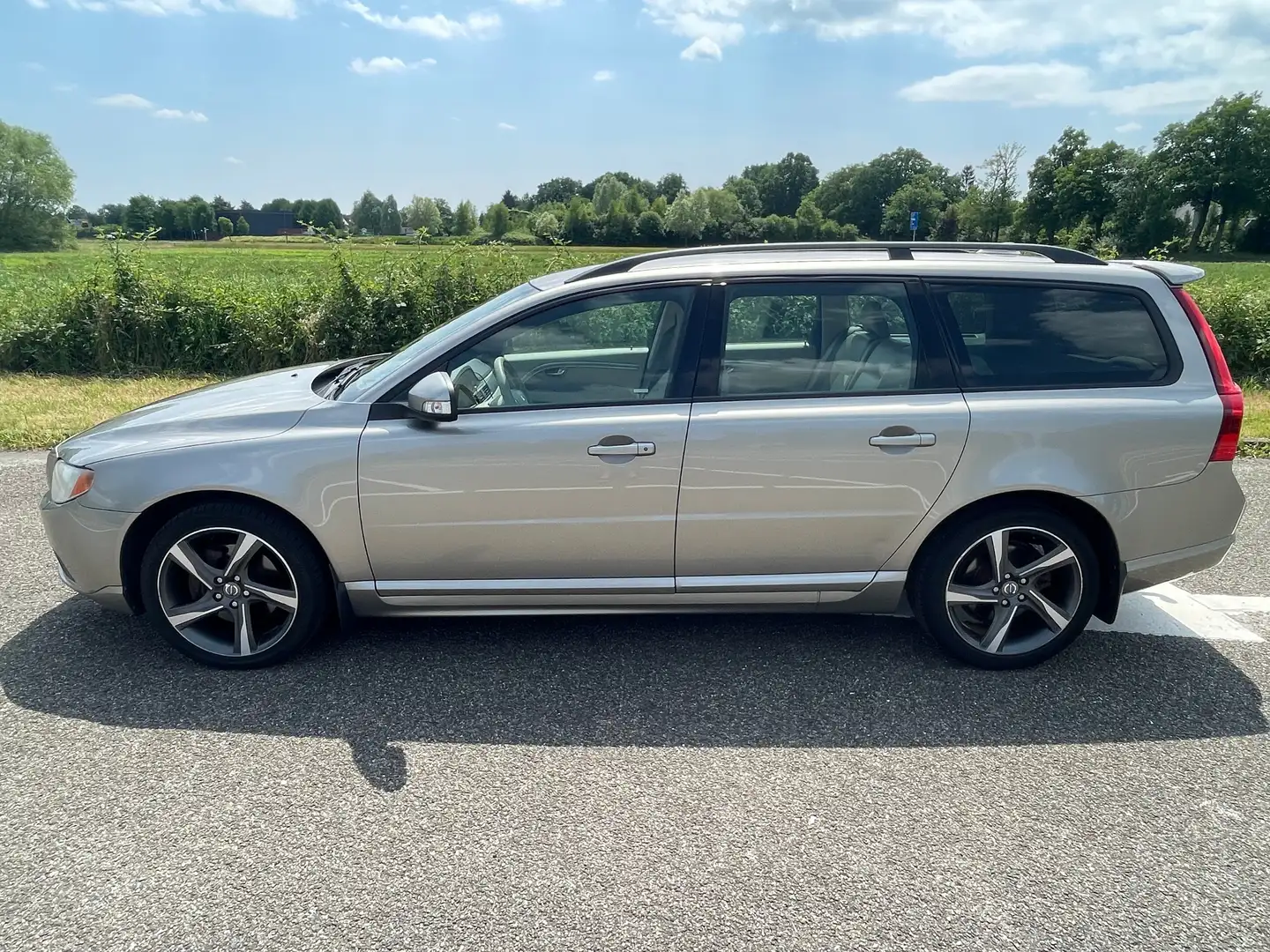Volvo V70 V70 3.2 Momentum Goud - 1
