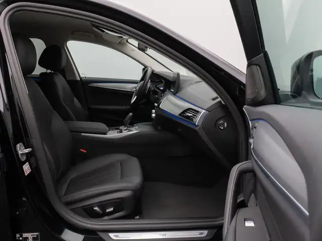 BMW 5 Series view 25