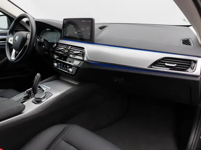 BMW 5 Series view 24