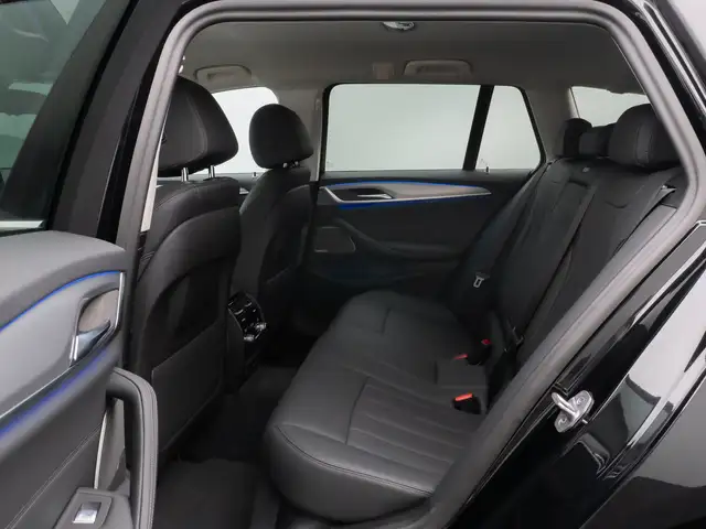 BMW 5 Series view 26