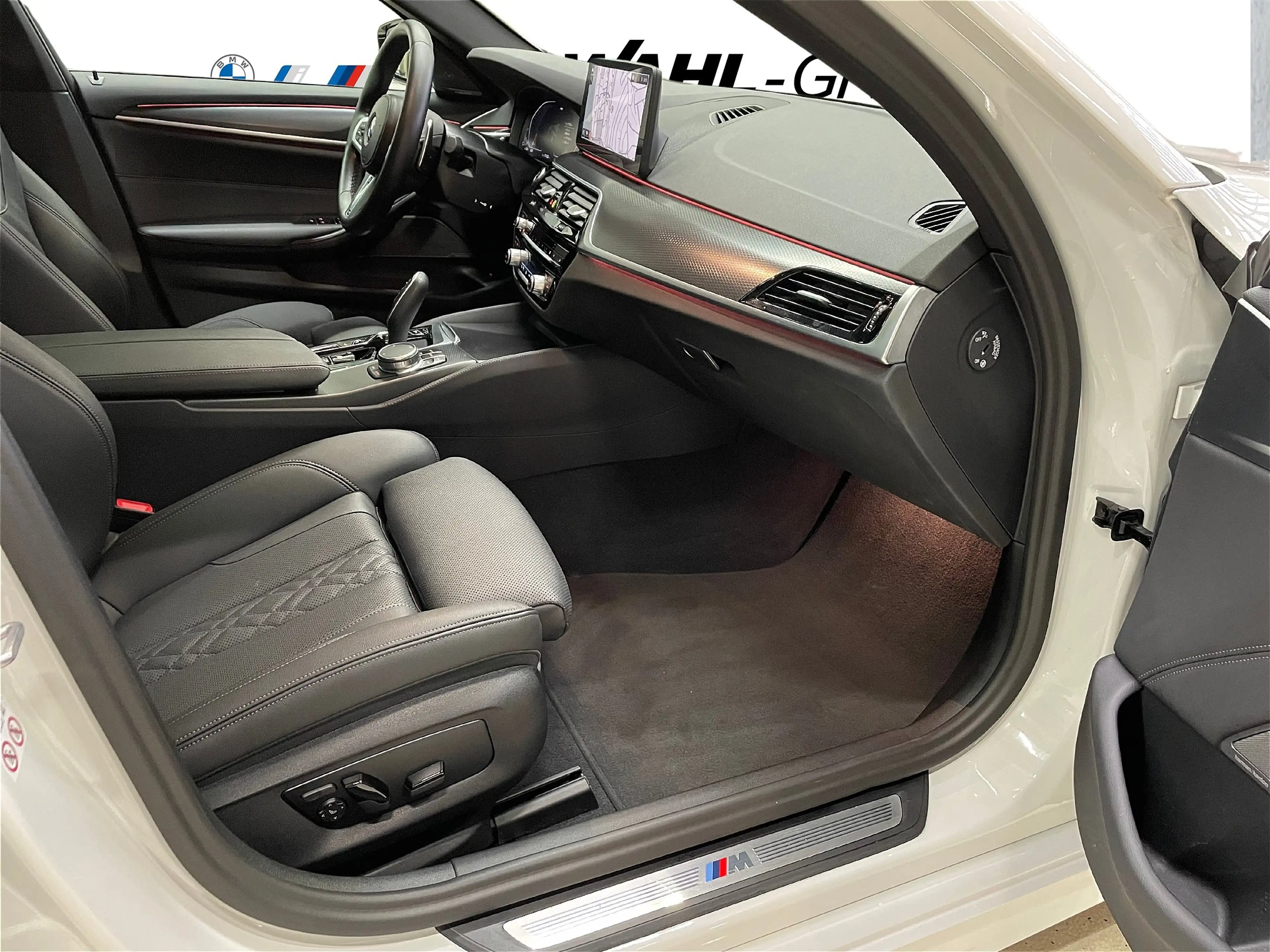 BMW 530 d xDrive Touring — photo 11