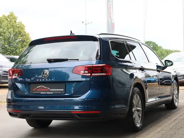 Volkswagen Passat view 11