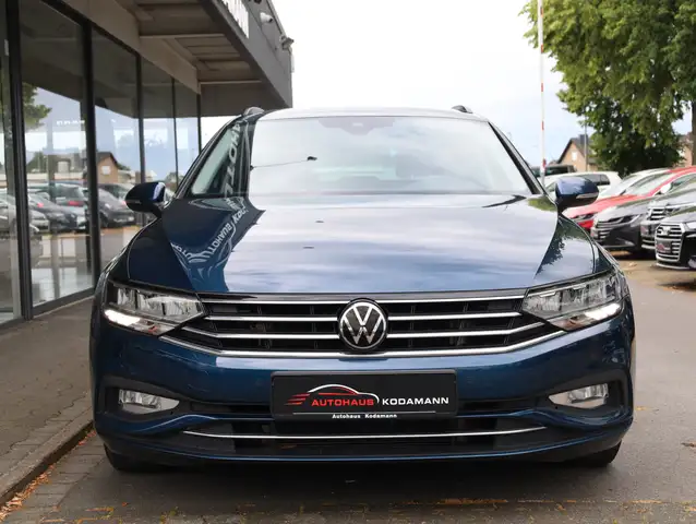 Volkswagen Passat view 4