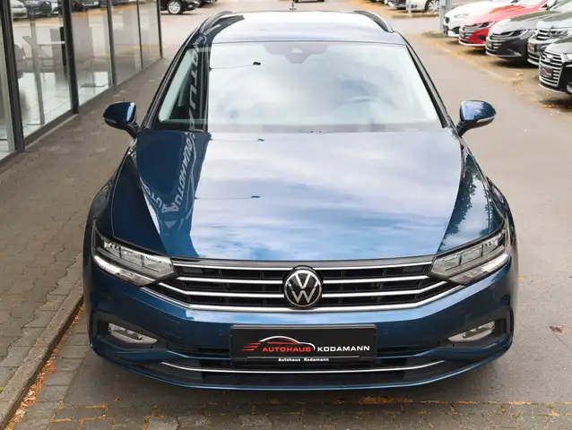 Volkswagen Passat view 3