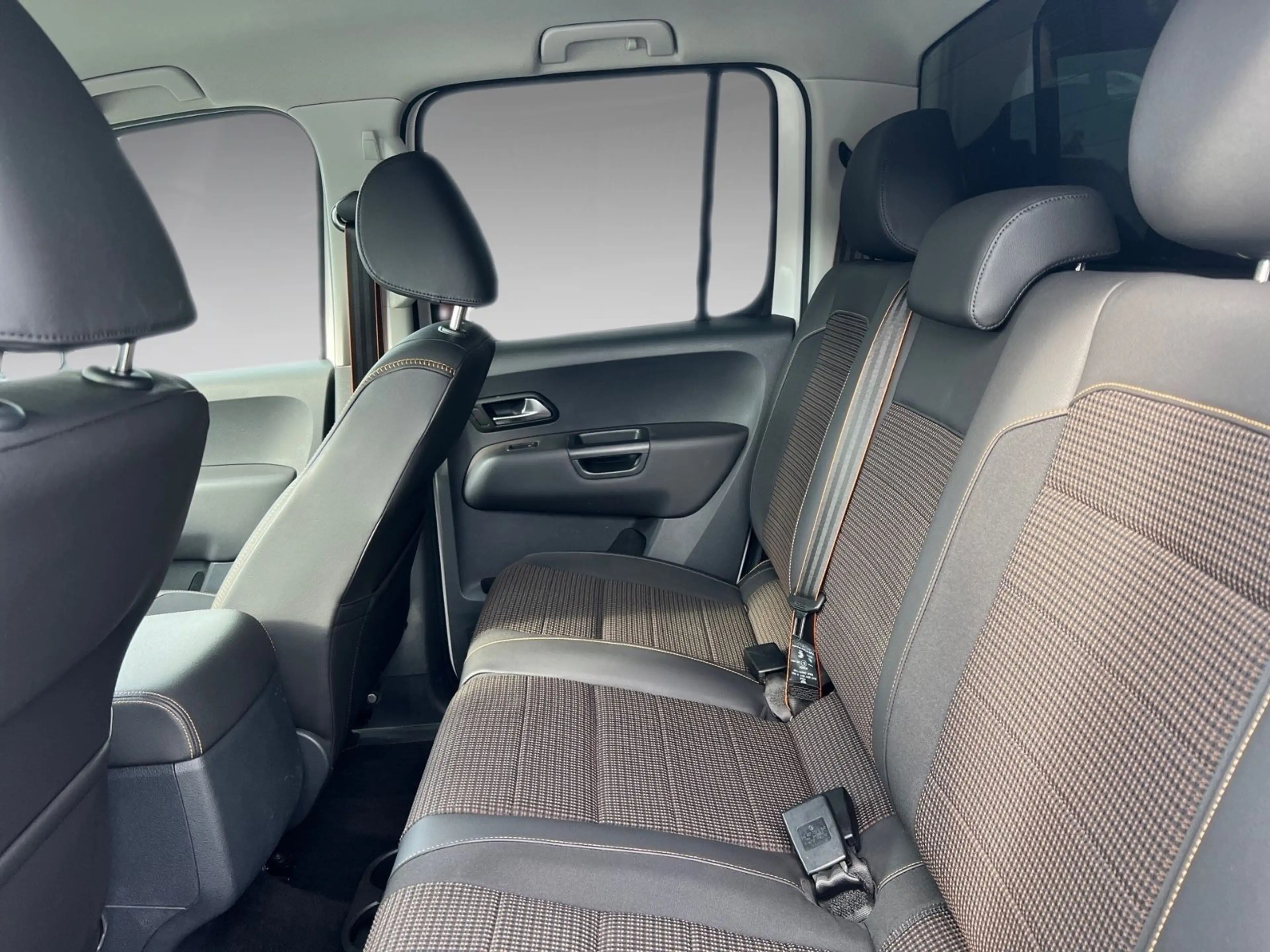 Volkswagen Amarok Canyon 4Motion DoubleCab 1.Hand — photo 11