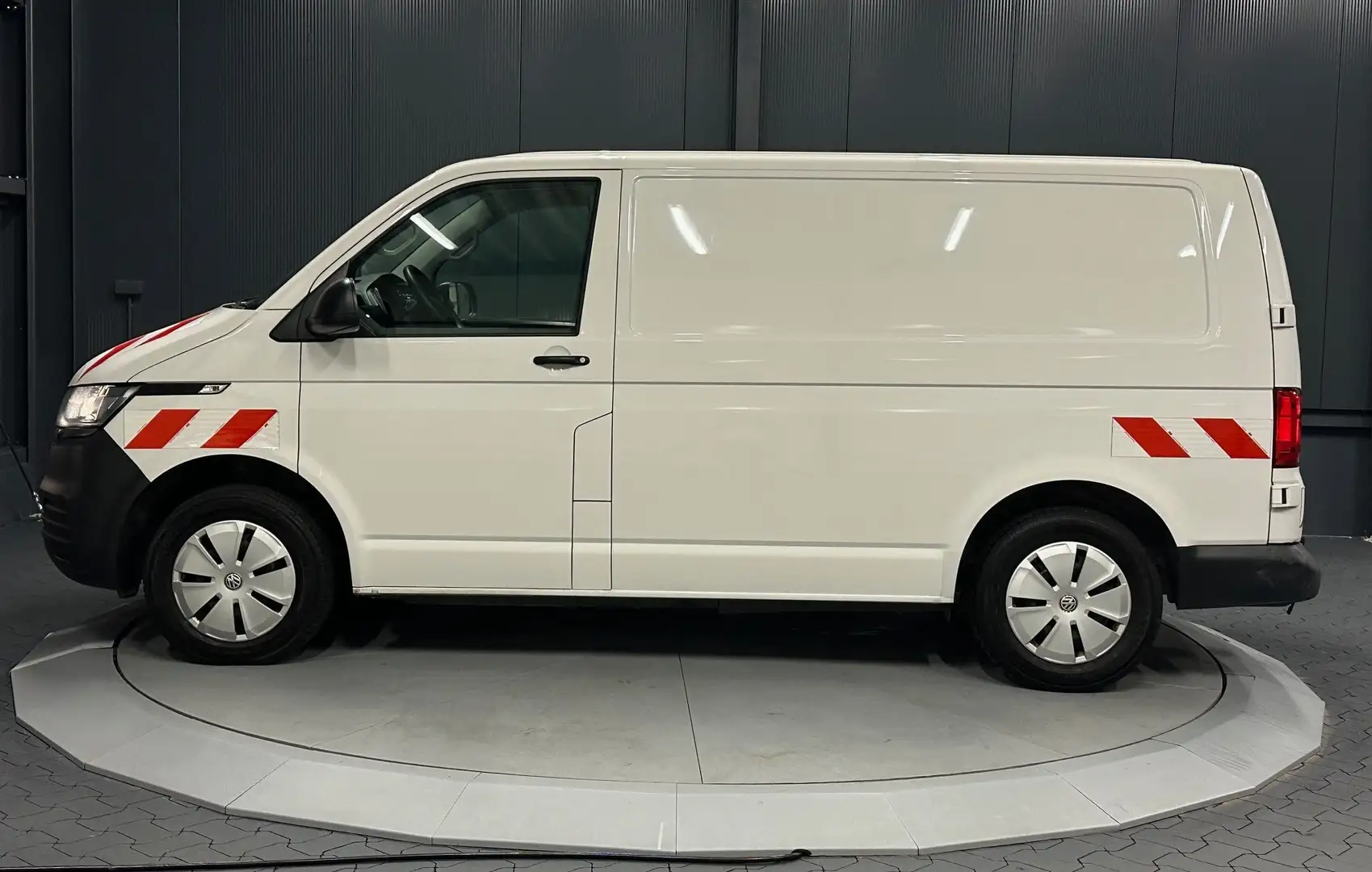 Volkswagen T6.1 Transporter Kasten*52.000 km*3-SITZE*150PS*AHK* Weiß - 2