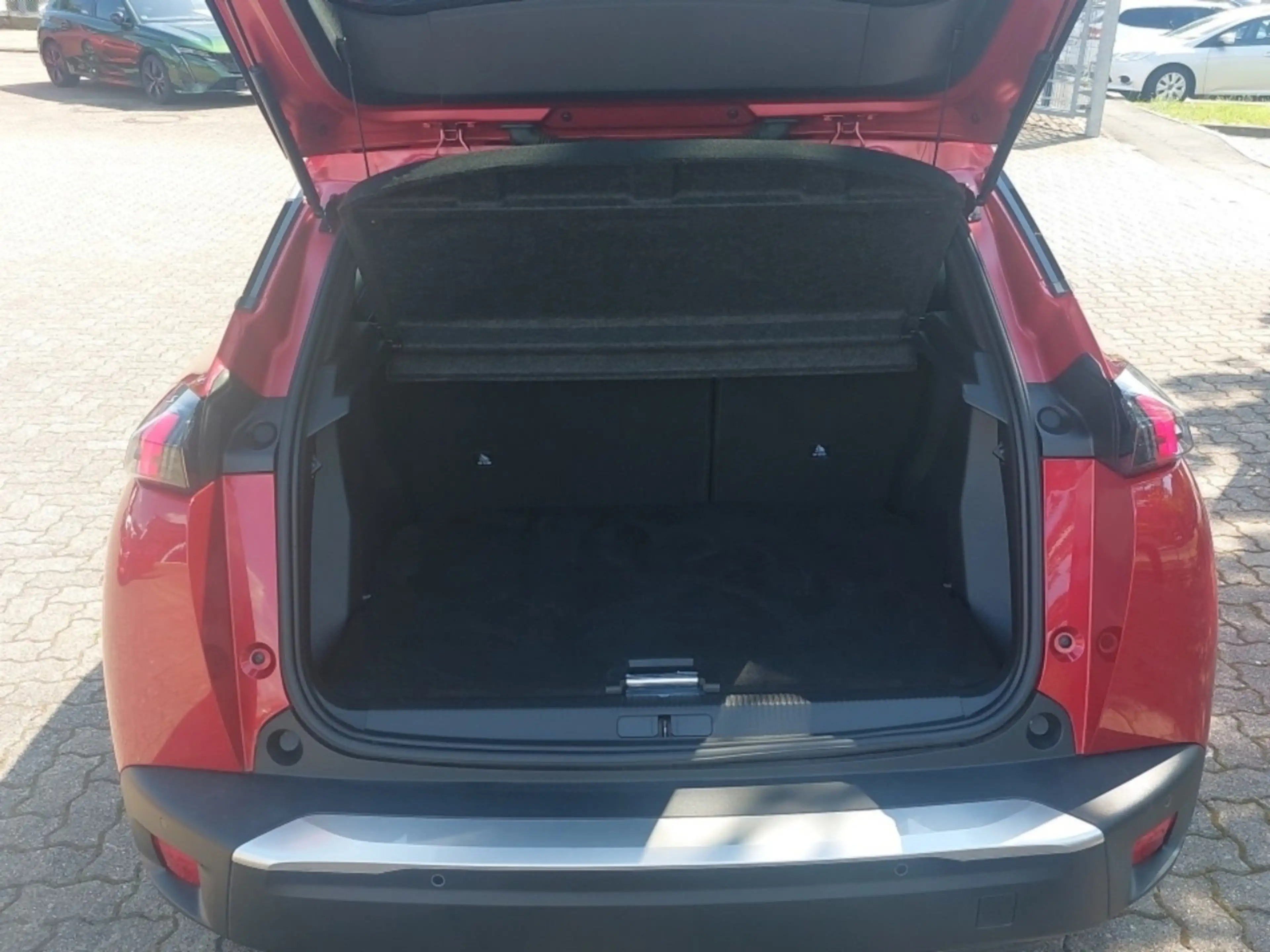Peugeot e-2008 Allure Pack 136 Shzg/ GripControl/ Navi — photo 6