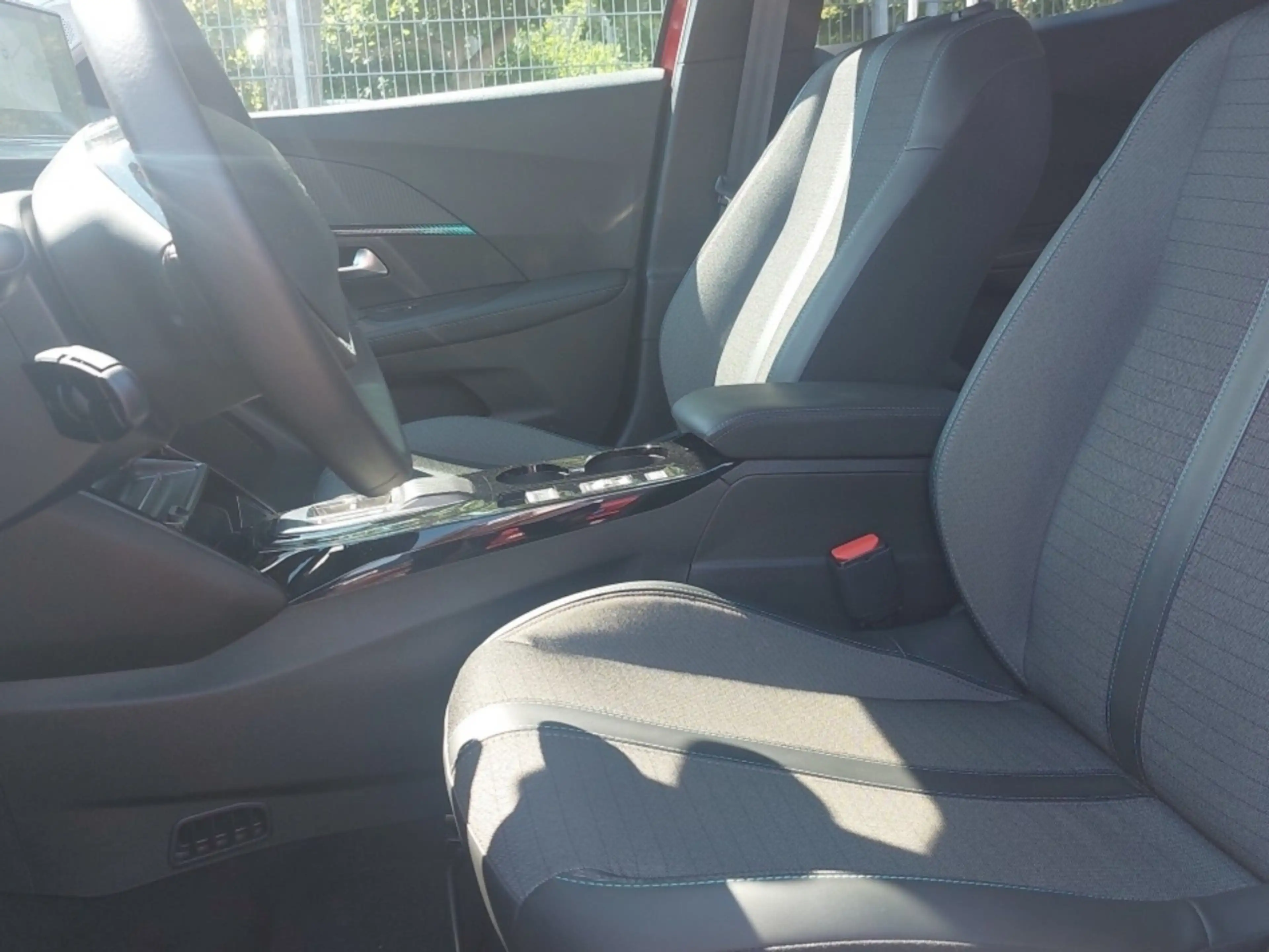 Peugeot e-2008 Allure Pack 136 Shzg/ GripControl/ Navi — photo 9