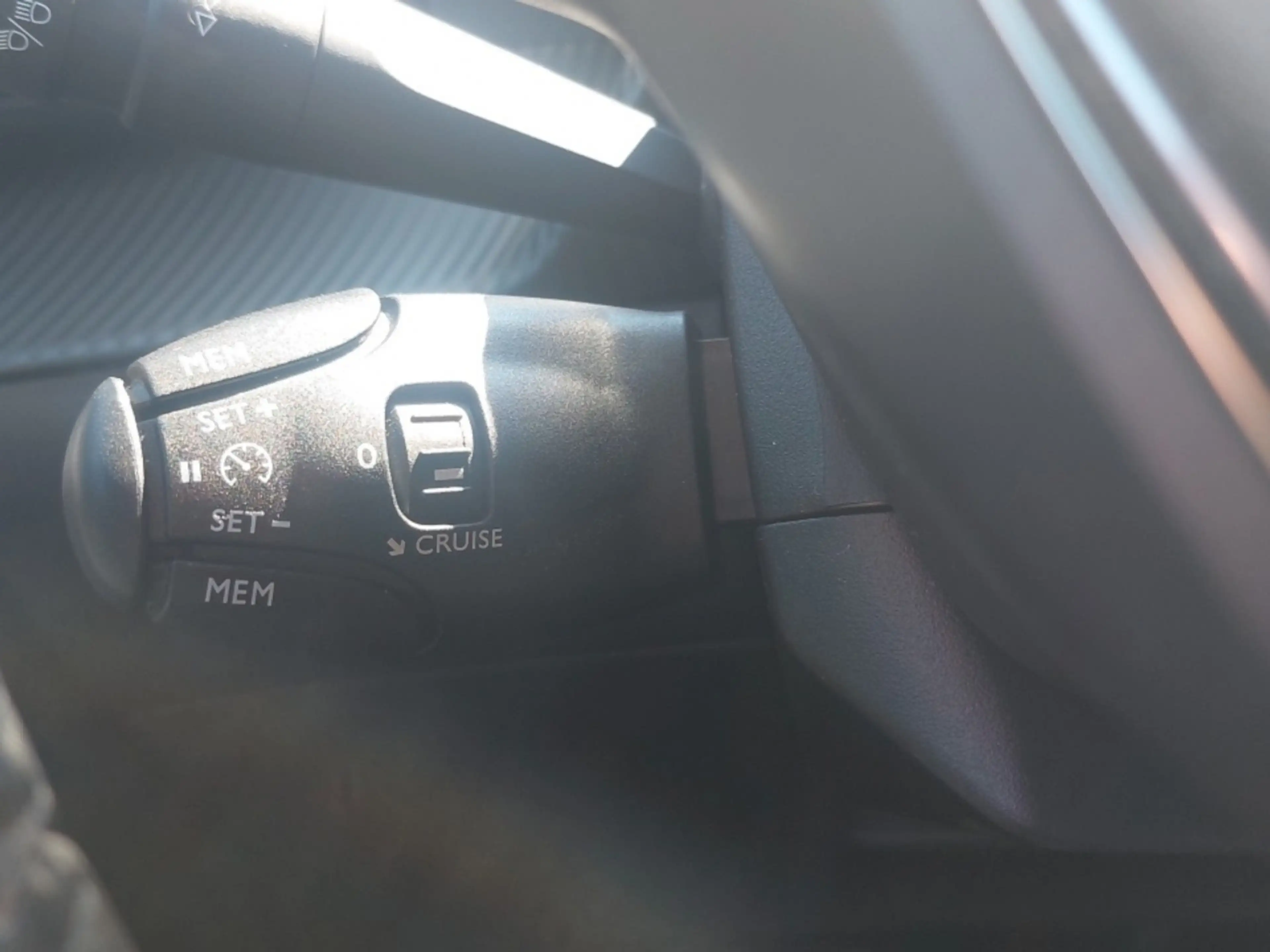 Peugeot e-2008 Allure Pack 136 Shzg/ GripControl/ Navi — photo 13