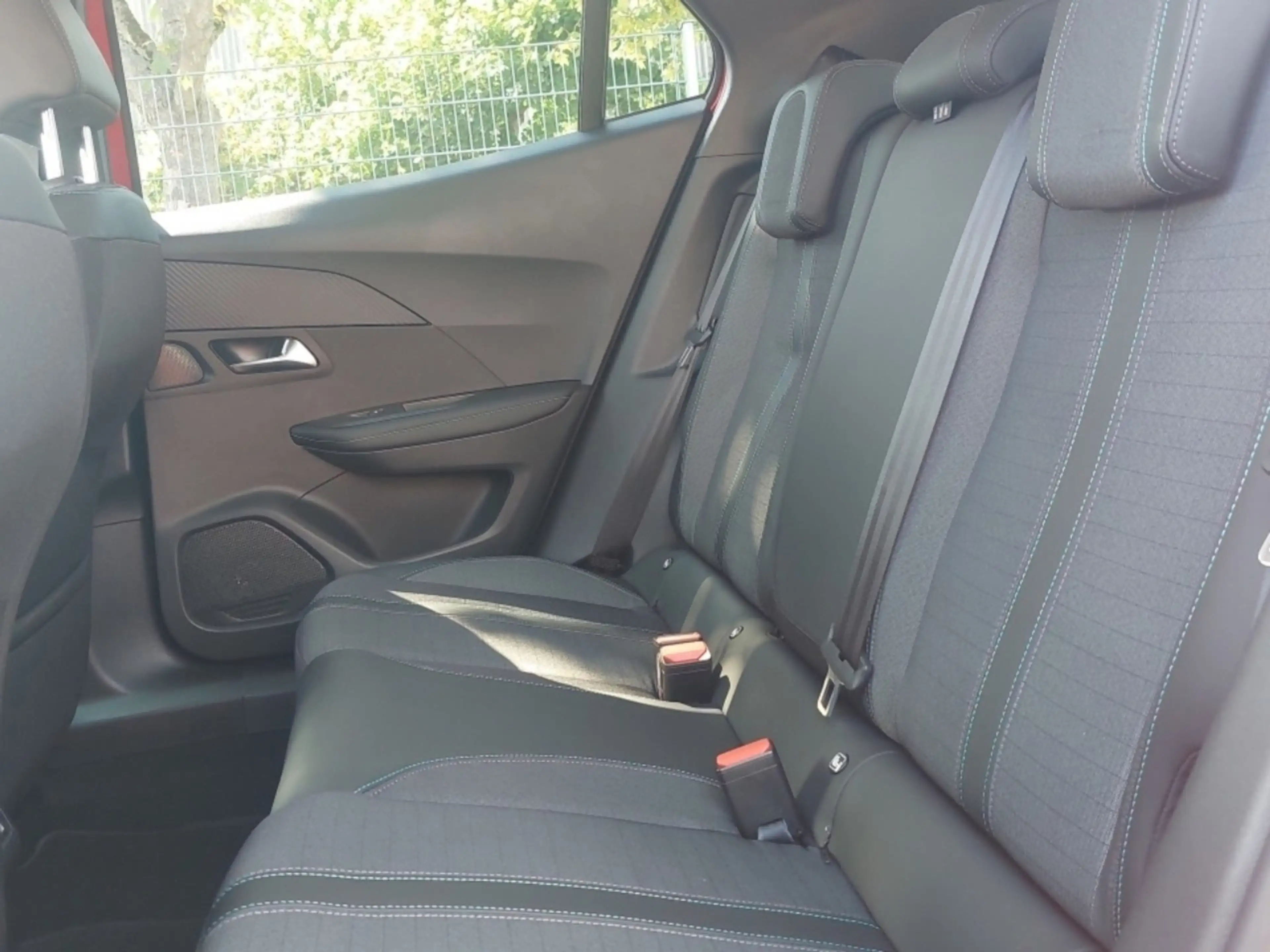 Peugeot e-2008 Allure Pack 136 Shzg/ GripControl/ Navi — photo 10