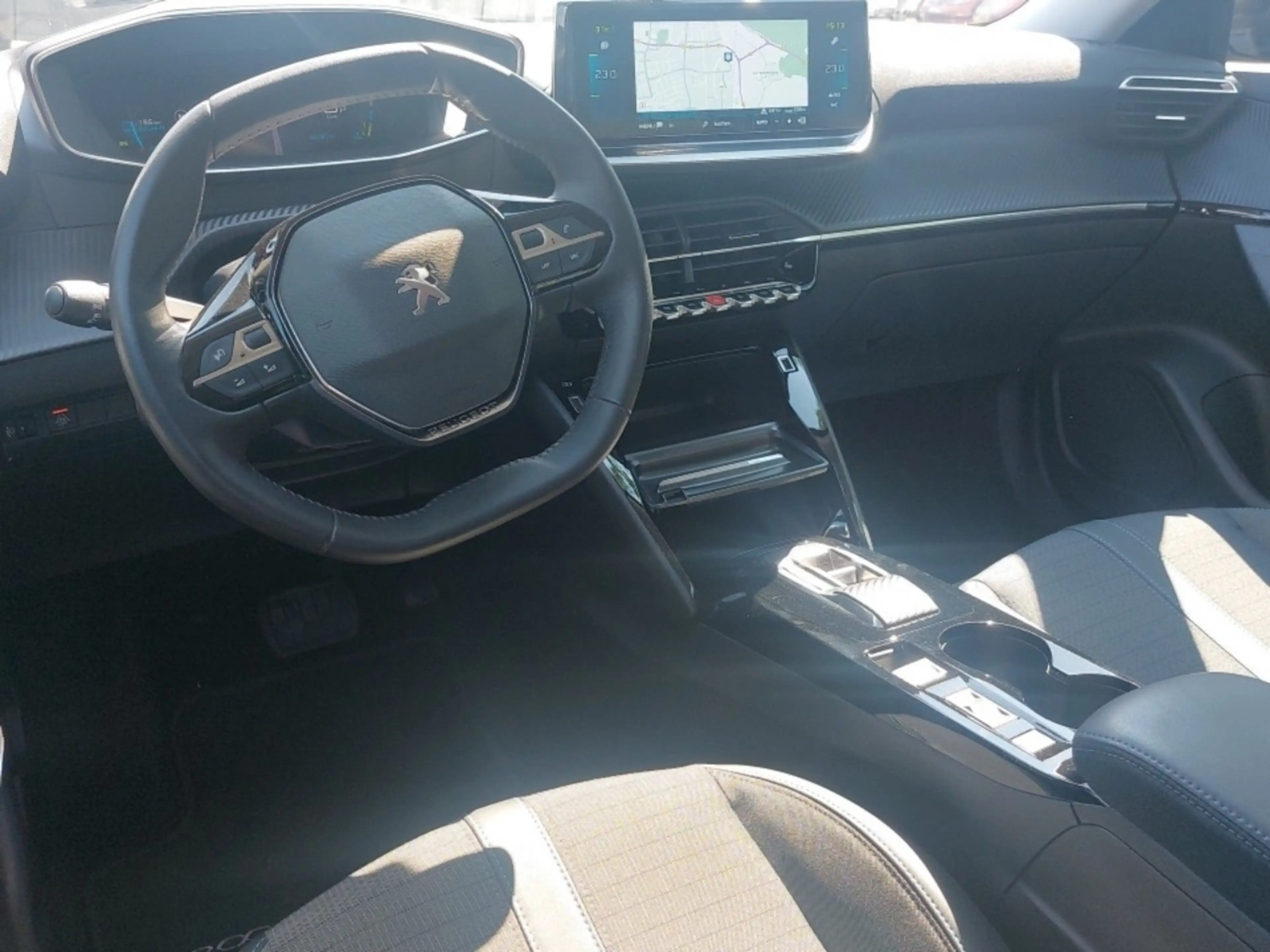 Peugeot e-2008 Allure Pack 136 Shzg/ GripControl/ Navi — photo 8
