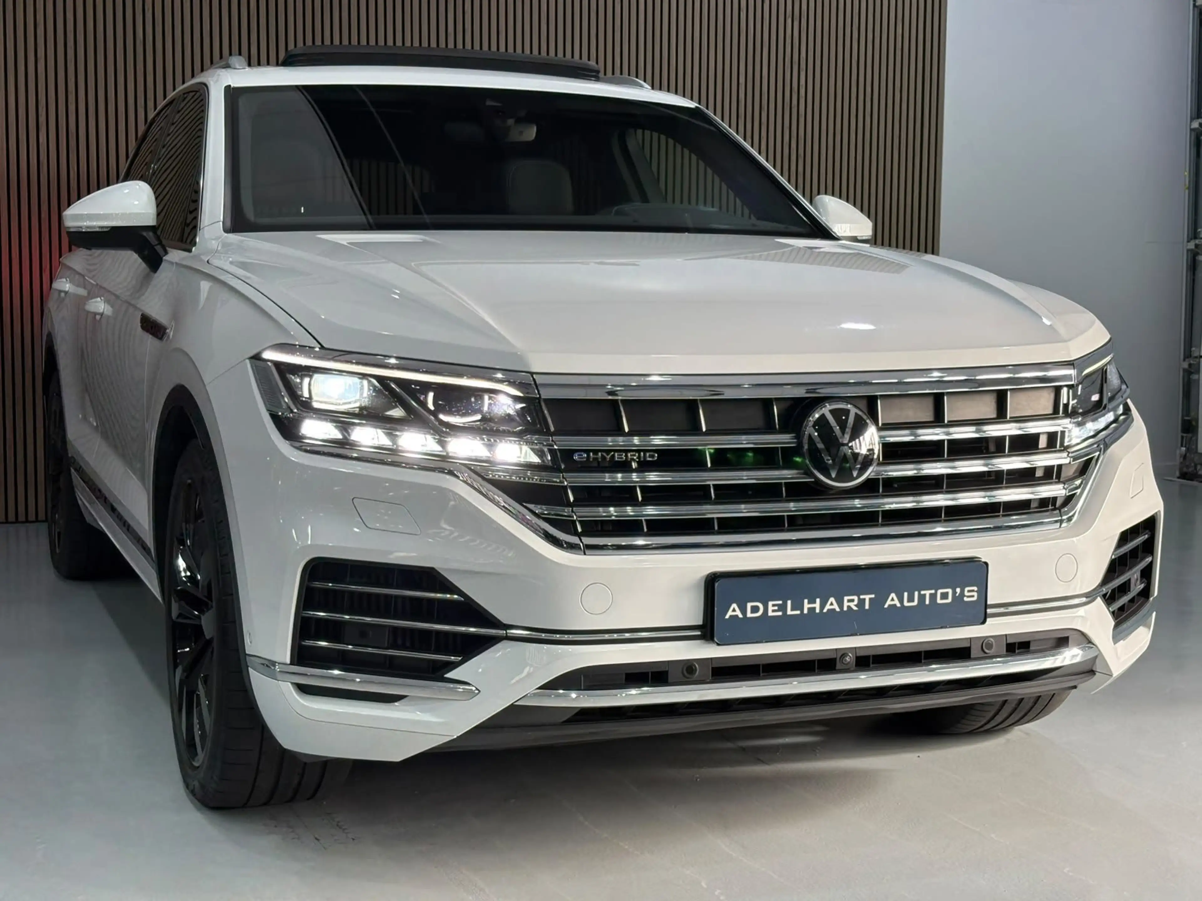 Volkswagen Touareg 3.0 TSi eHybrid 4MOTION R 462 PK / Panorama dak / — photo 3