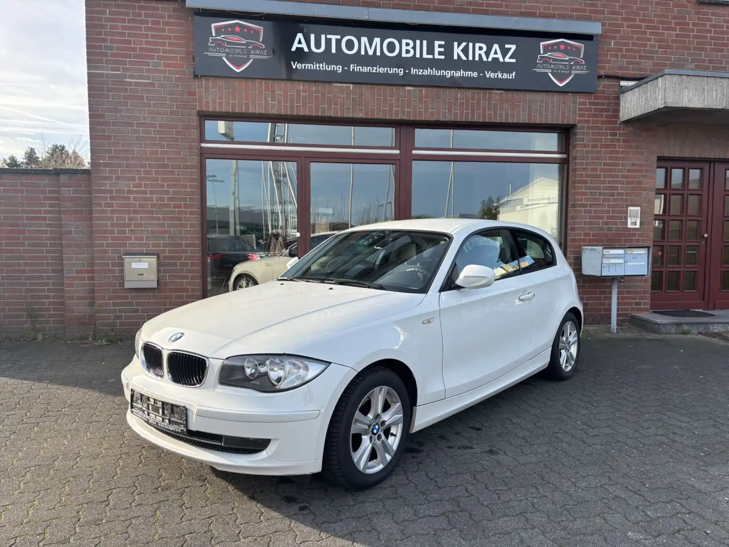 BMW 116 i TÜV NEU SHZ PDC TEMP STEUERKETTE NEU Blanc - 1