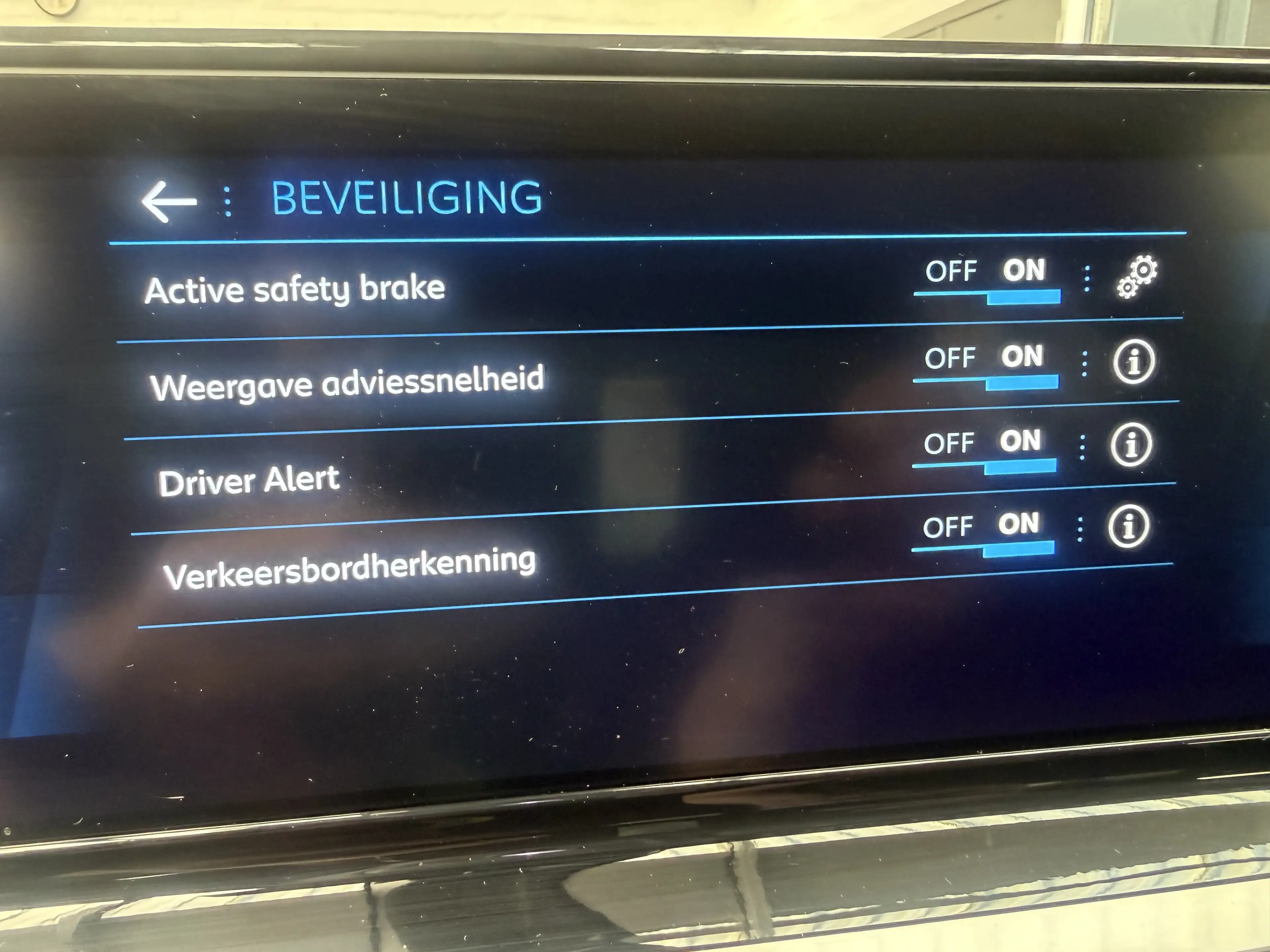 Peugeot 2008 12 SPECIAL ROADTRIP 101pk camera.sens V+A topper — photo 12