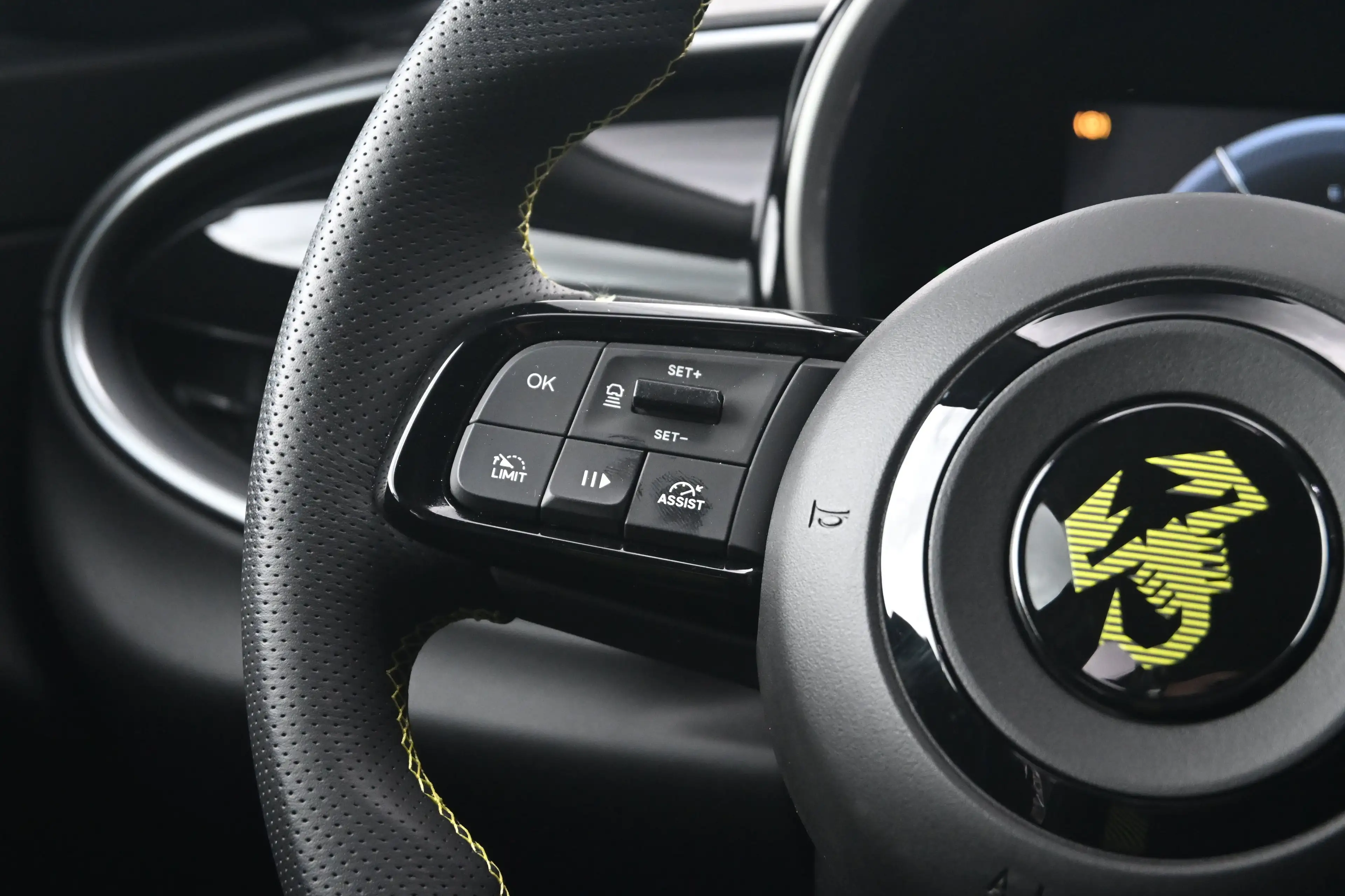 Abarth 600e Turismo 54 kWh 240pk | Torssen Sperdefferentieel | — photo 12