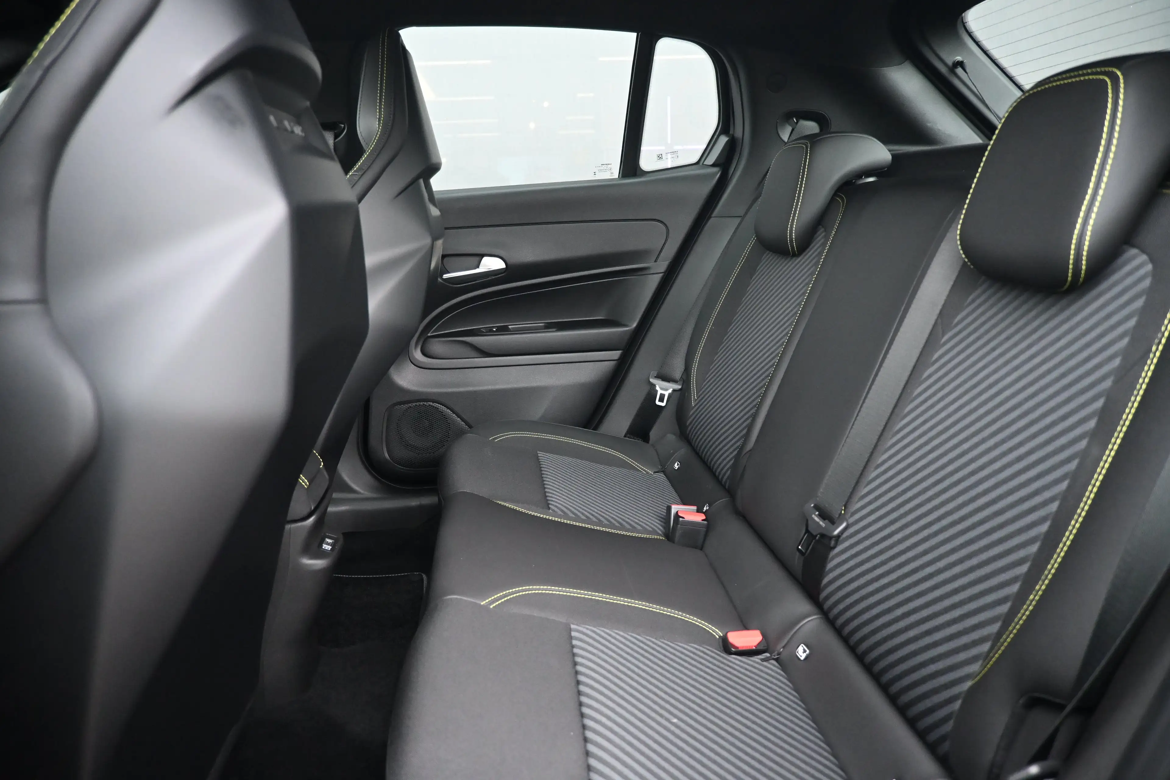 Abarth 600e Turismo 54 kWh 240pk | Torssen Sperdefferentieel | — photo 8