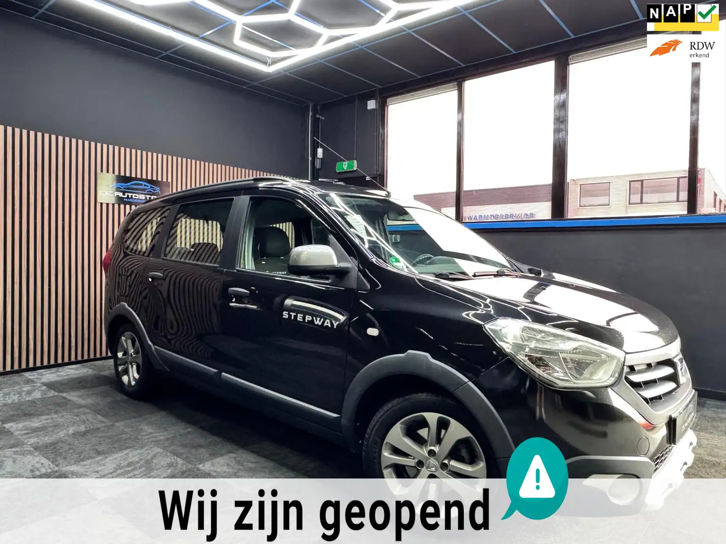Dacia Lodgy 1.2 TCe Stepway 5p. 2e Eig Airco navi cruise pdc Z Zwart - 1