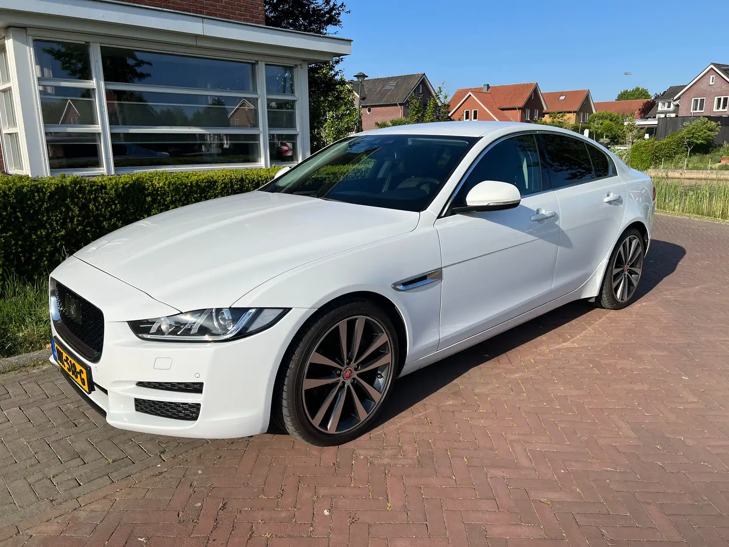 Jaguar XE XE 2.0 D Portfolio Biały - 1