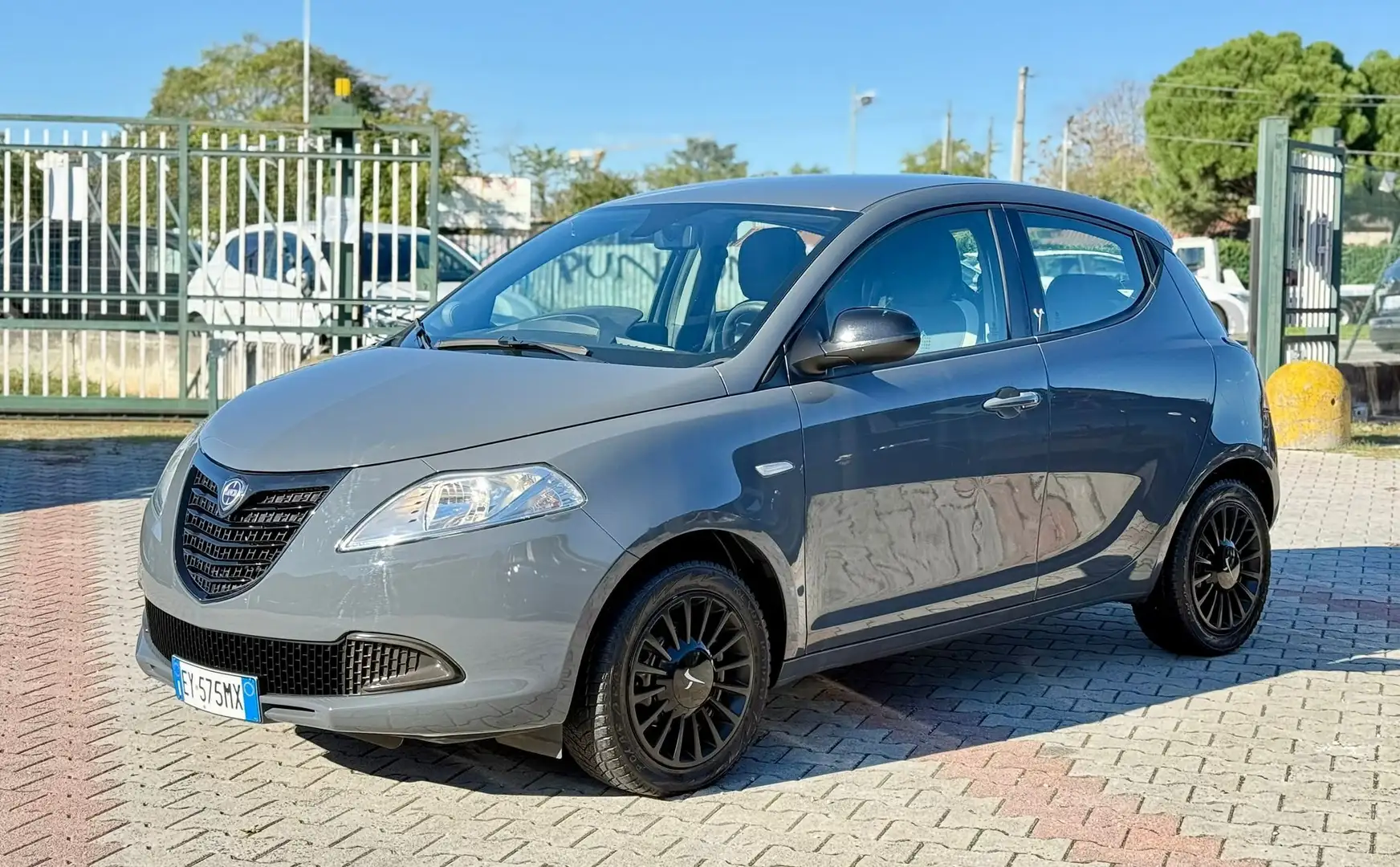 Lancia Ypsilon 1.2 8v S MomoDesign 69cv E6 Grigio - 1