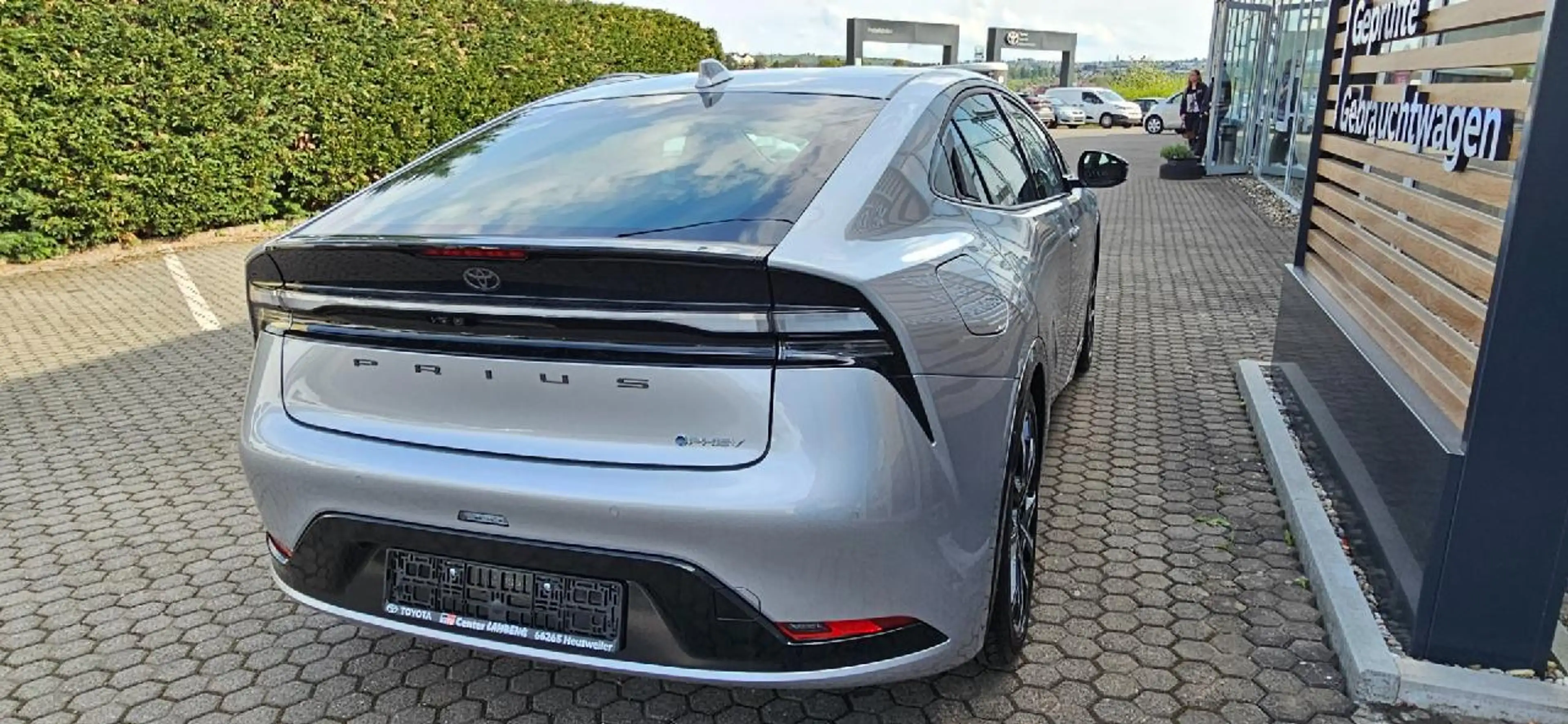 Toyota Prius Plug-in Hybrid Executive — photo 8
