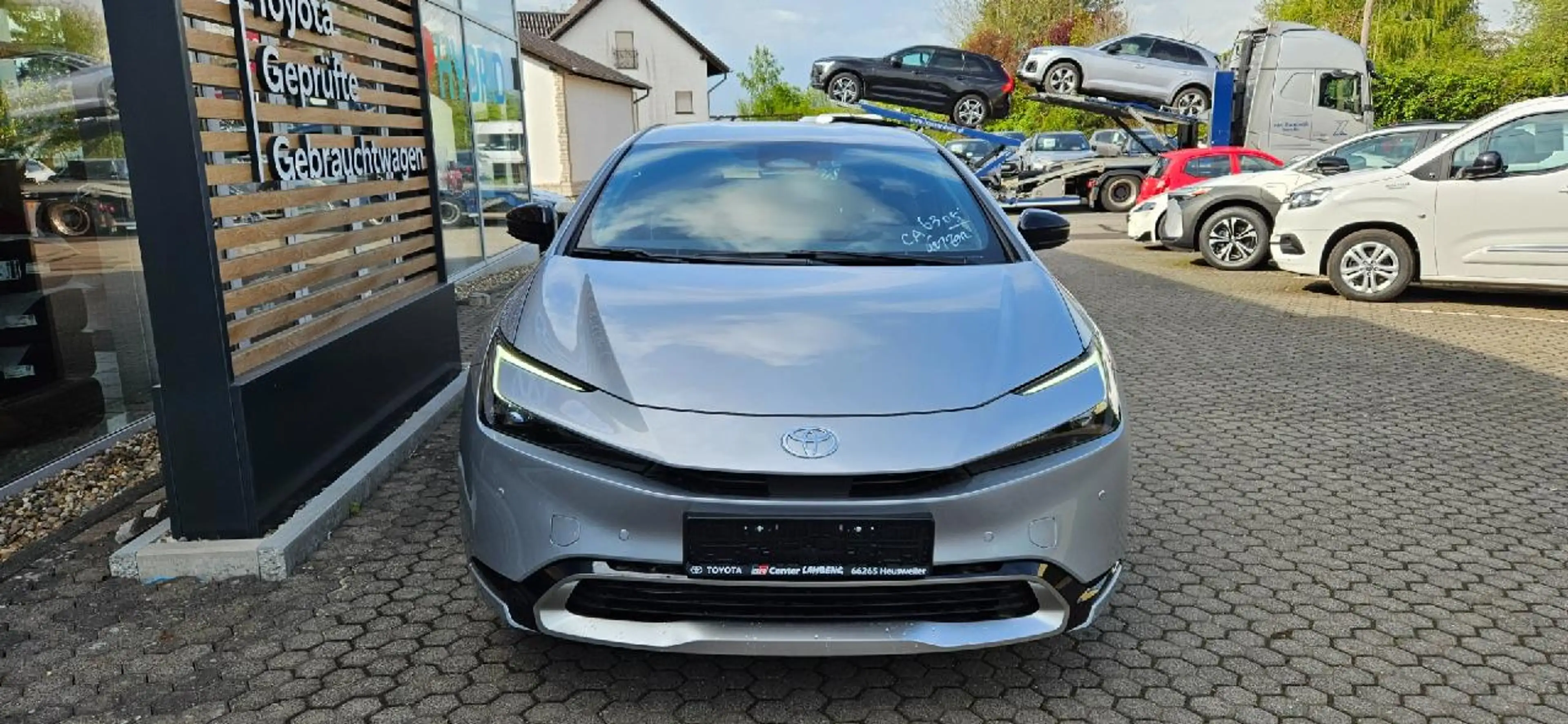 Toyota Prius Plug-in Hybrid Executive — photo 3