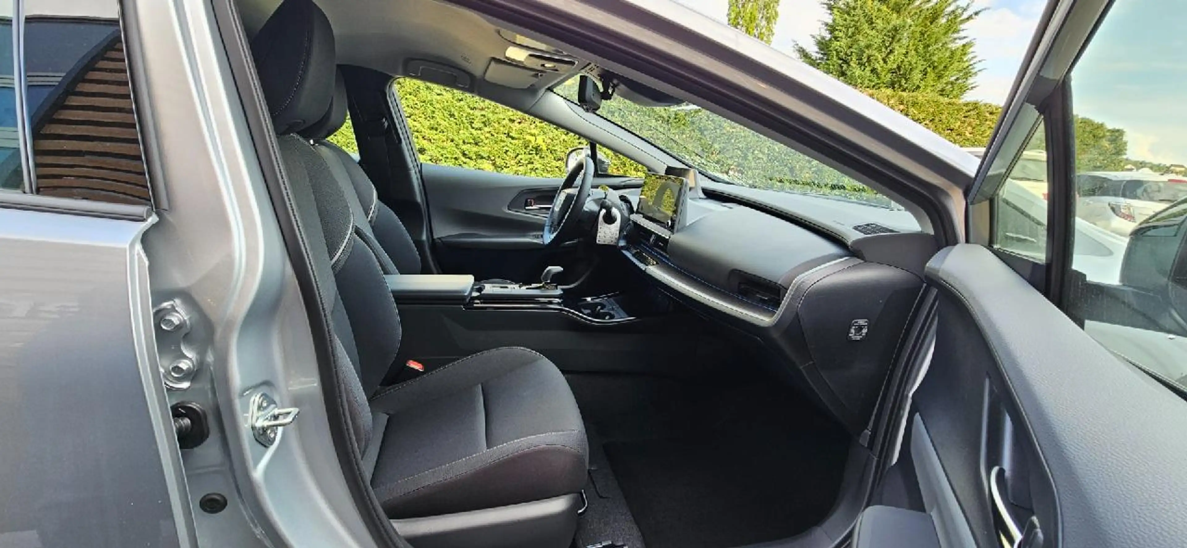 Toyota Prius Plug-in Hybrid Executive — photo 10