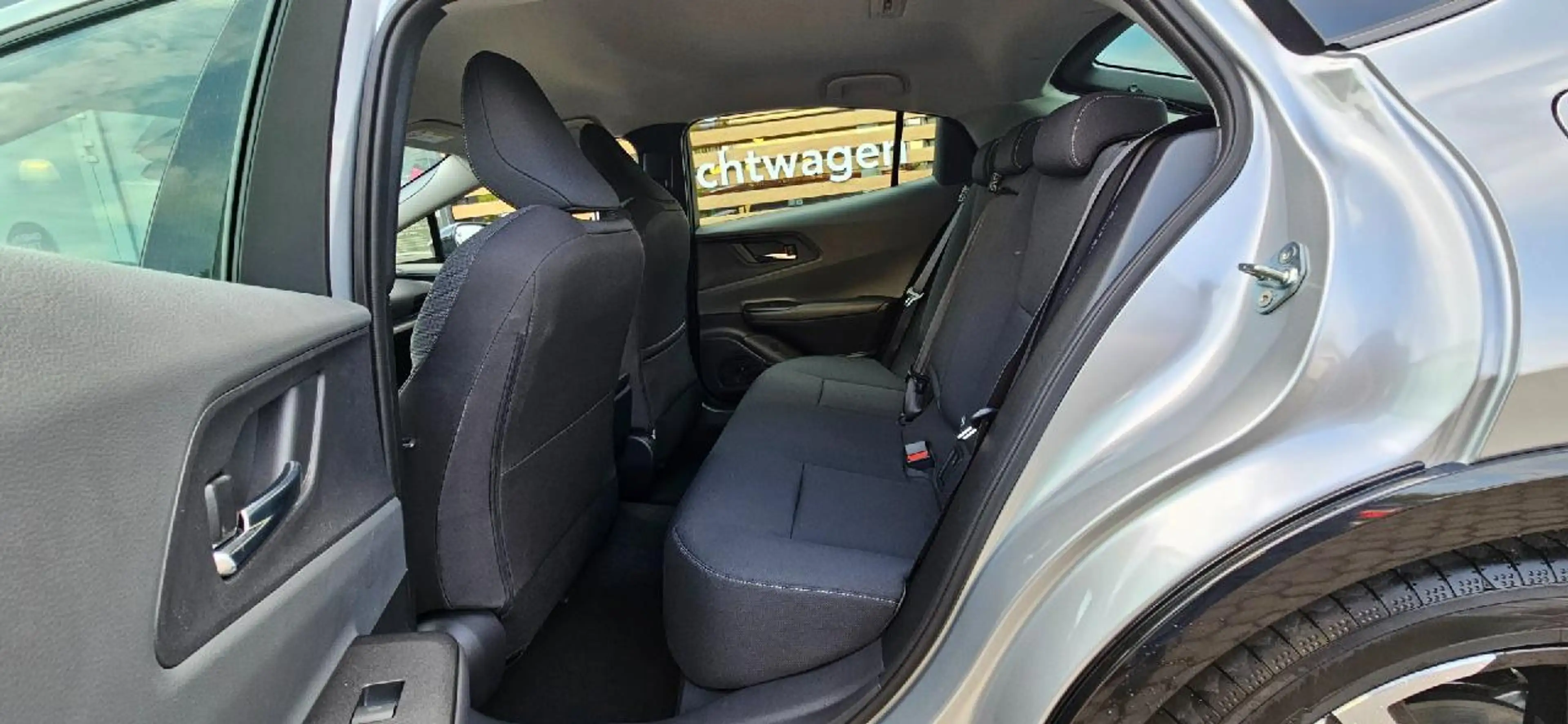 Toyota Prius Plug-in Hybrid Executive — photo 11