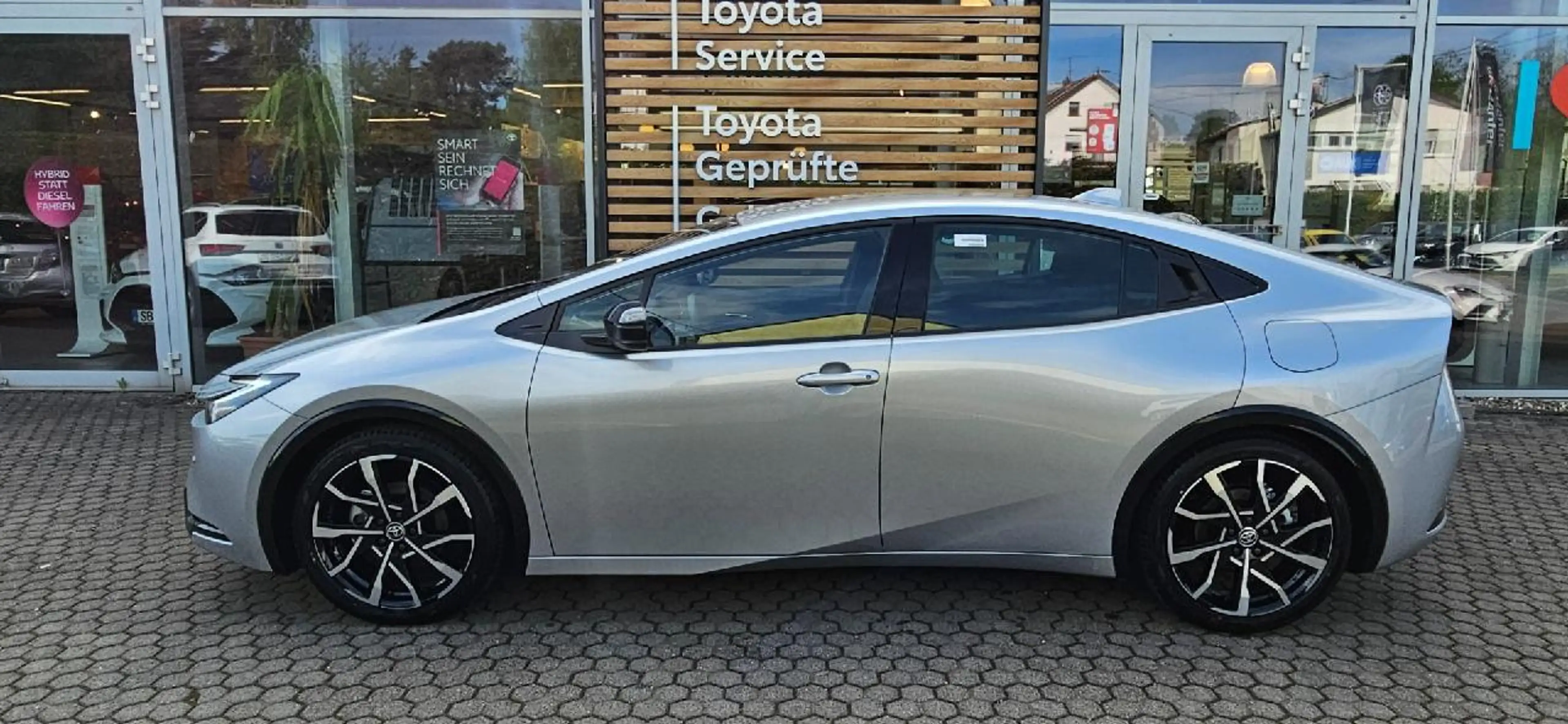 Toyota Prius Plug-in Hybrid Executive — photo 4