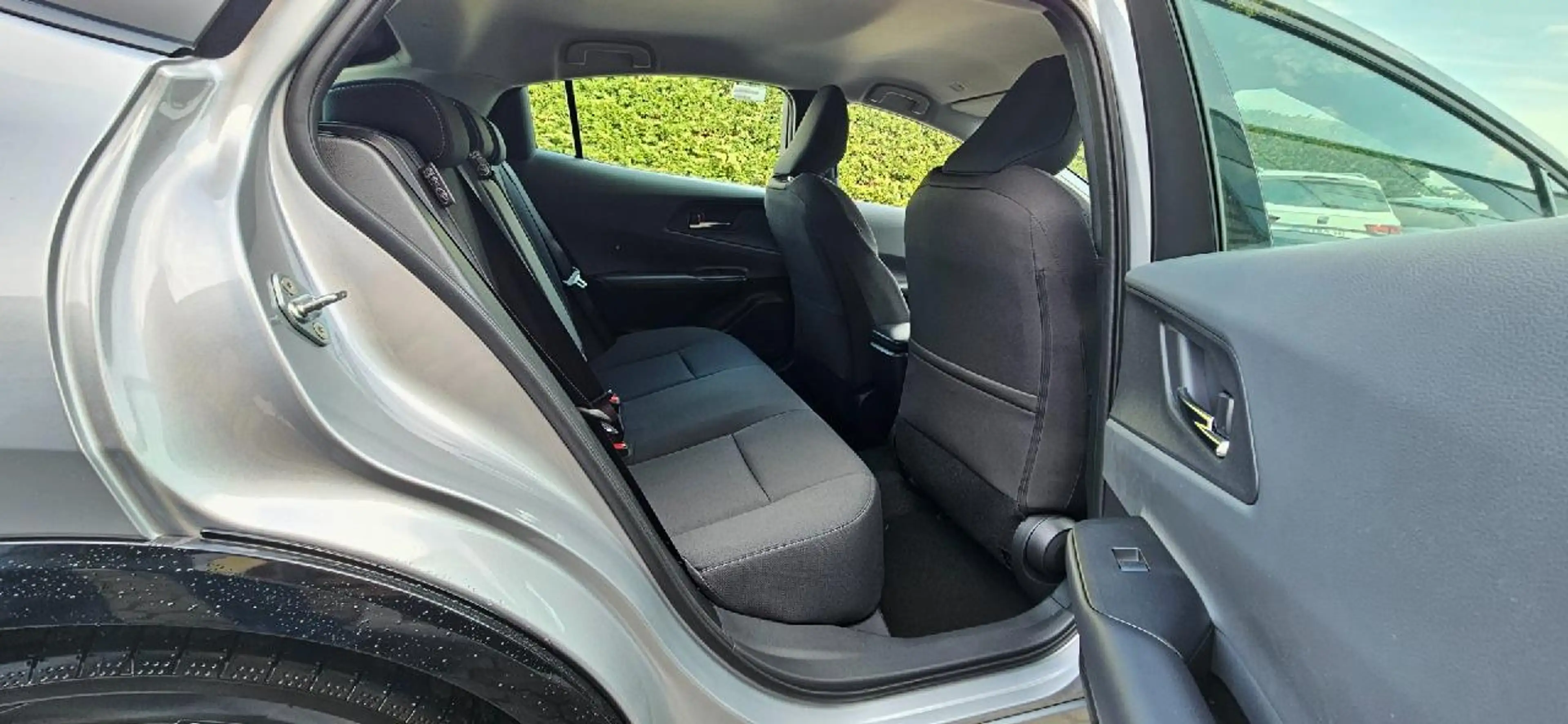 Toyota Prius Plug-in Hybrid Executive — photo 9