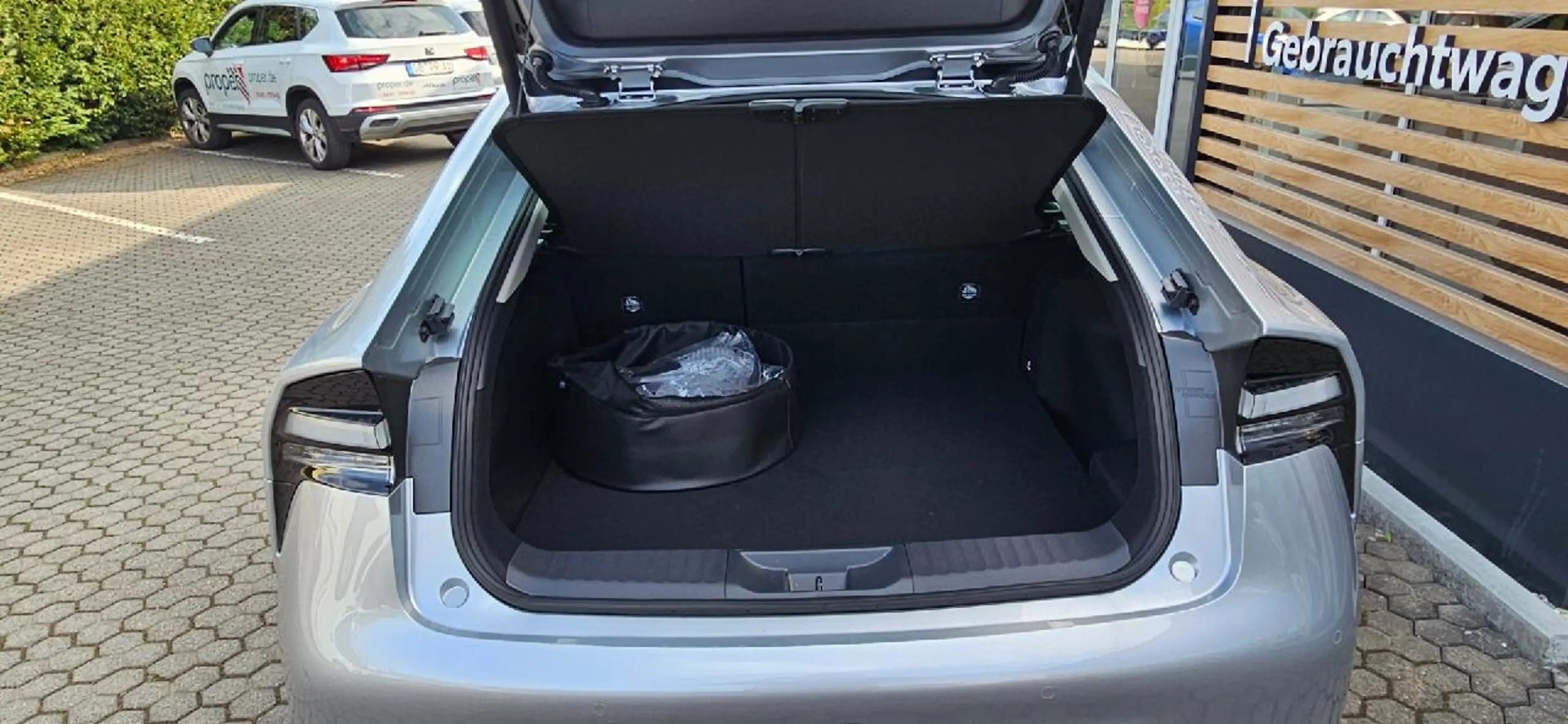 Toyota Prius Plug-in Hybrid Executive — photo 7