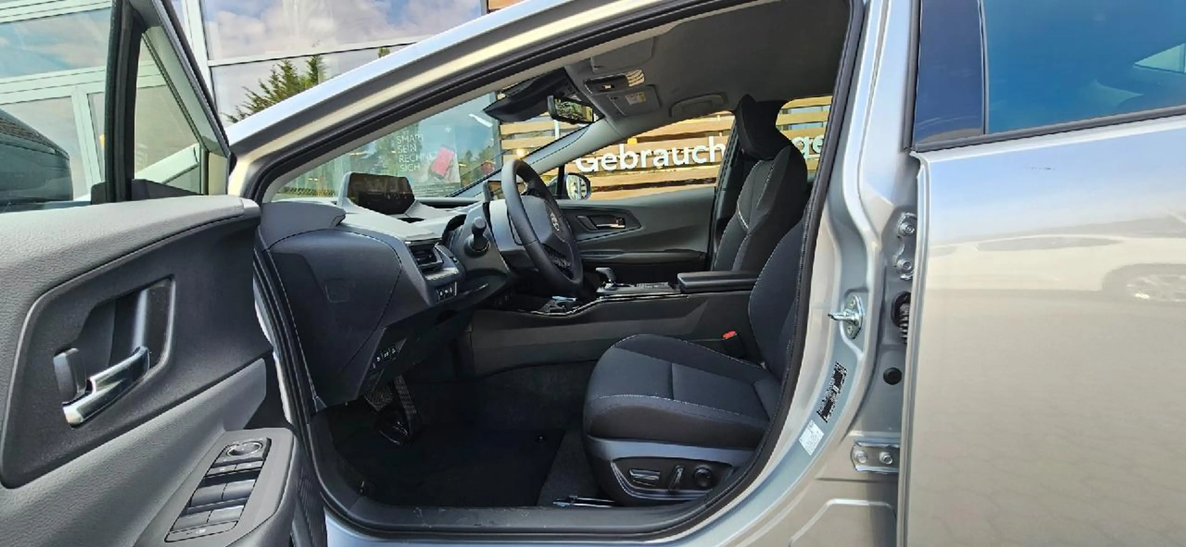 Toyota Prius Plug-in Hybrid Executive — photo 2