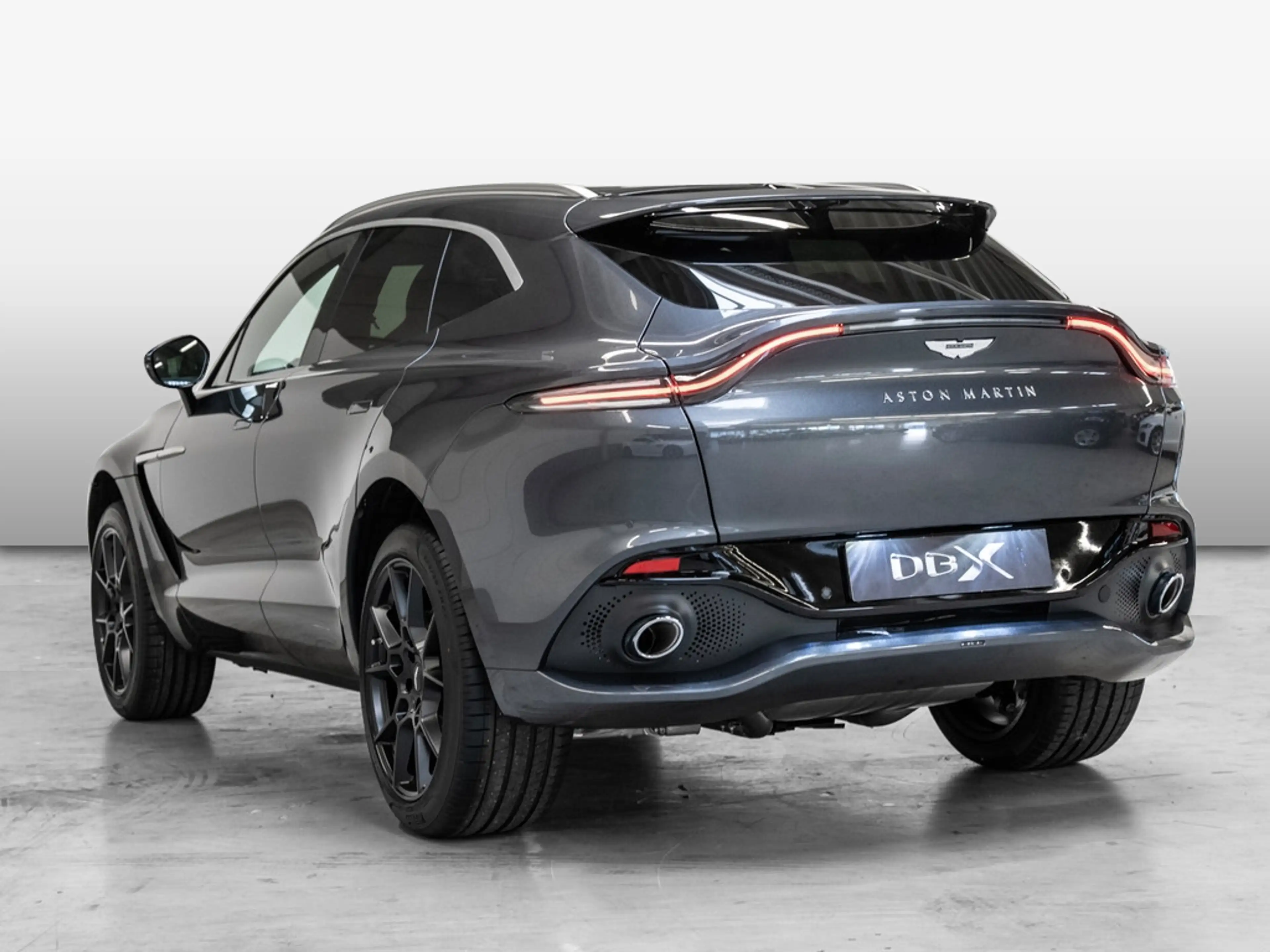 Aston Martin DBX Magnetic Silver Onyx Black — photo 2