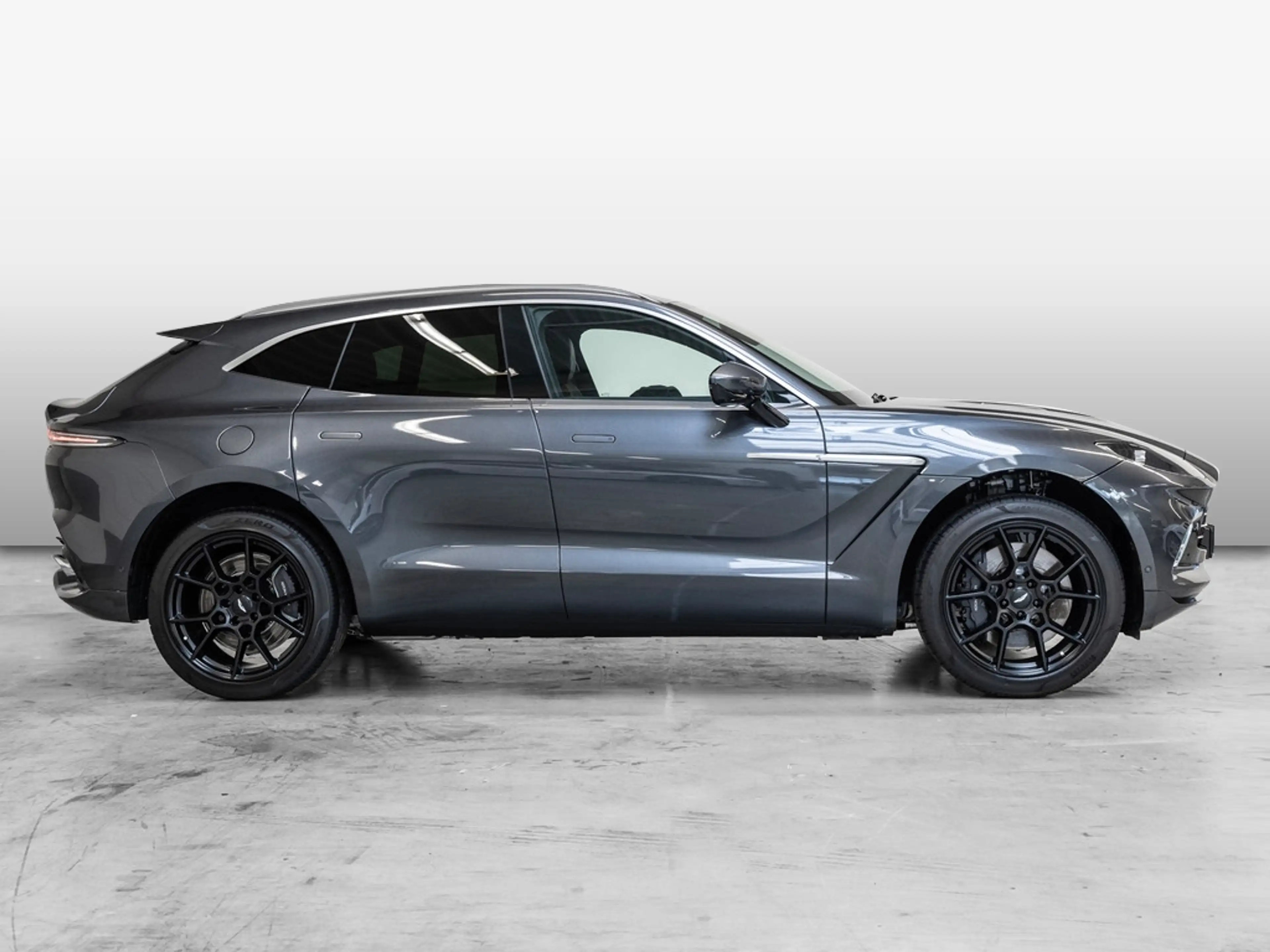 Aston Martin DBX Magnetic Silver Onyx Black — photo 14