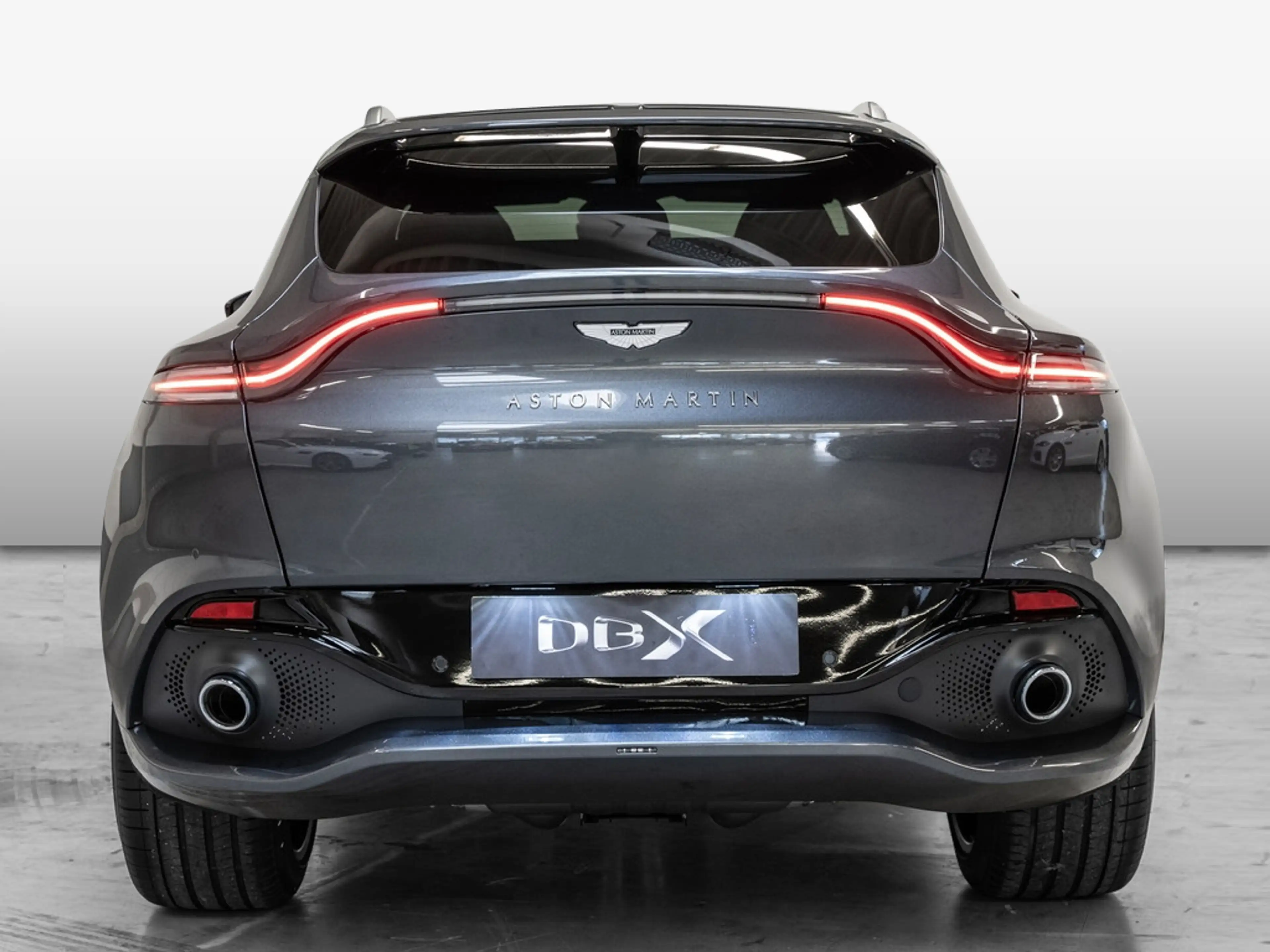Aston Martin DBX Magnetic Silver Onyx Black — photo 15