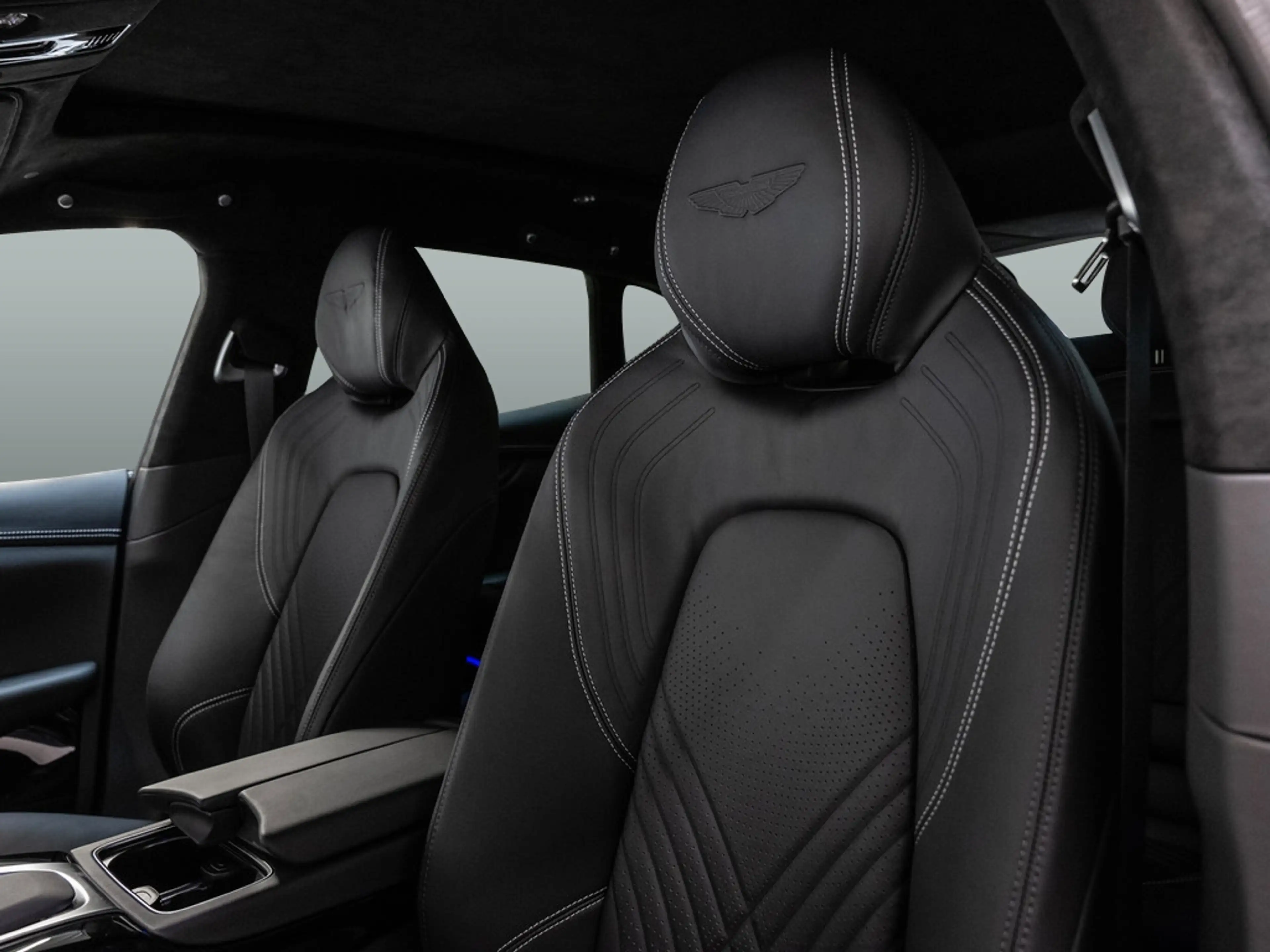 Aston Martin DBX Magnetic Silver Onyx Black — photo 12