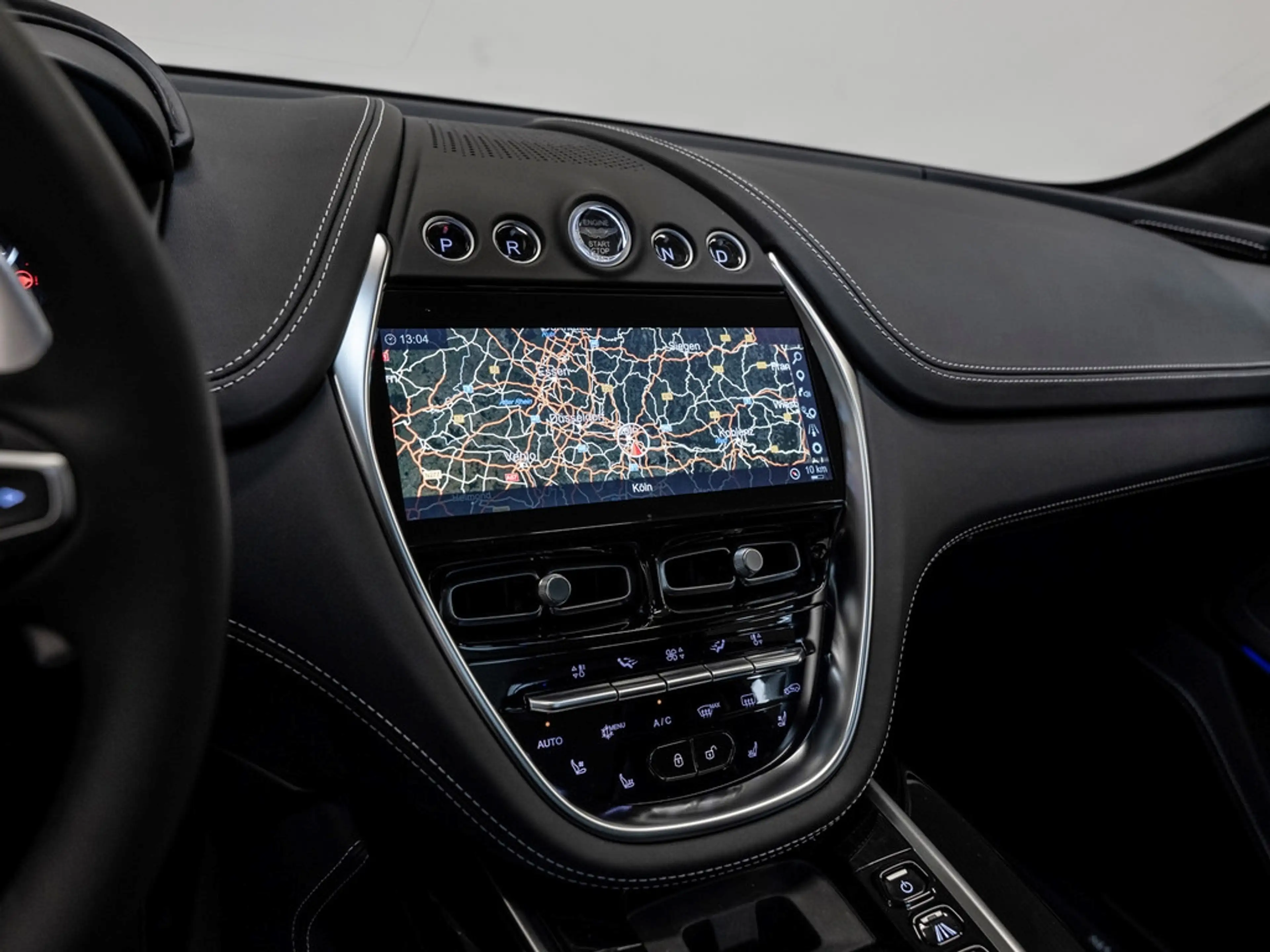 Aston Martin DBX Magnetic Silver Onyx Black — photo 10
