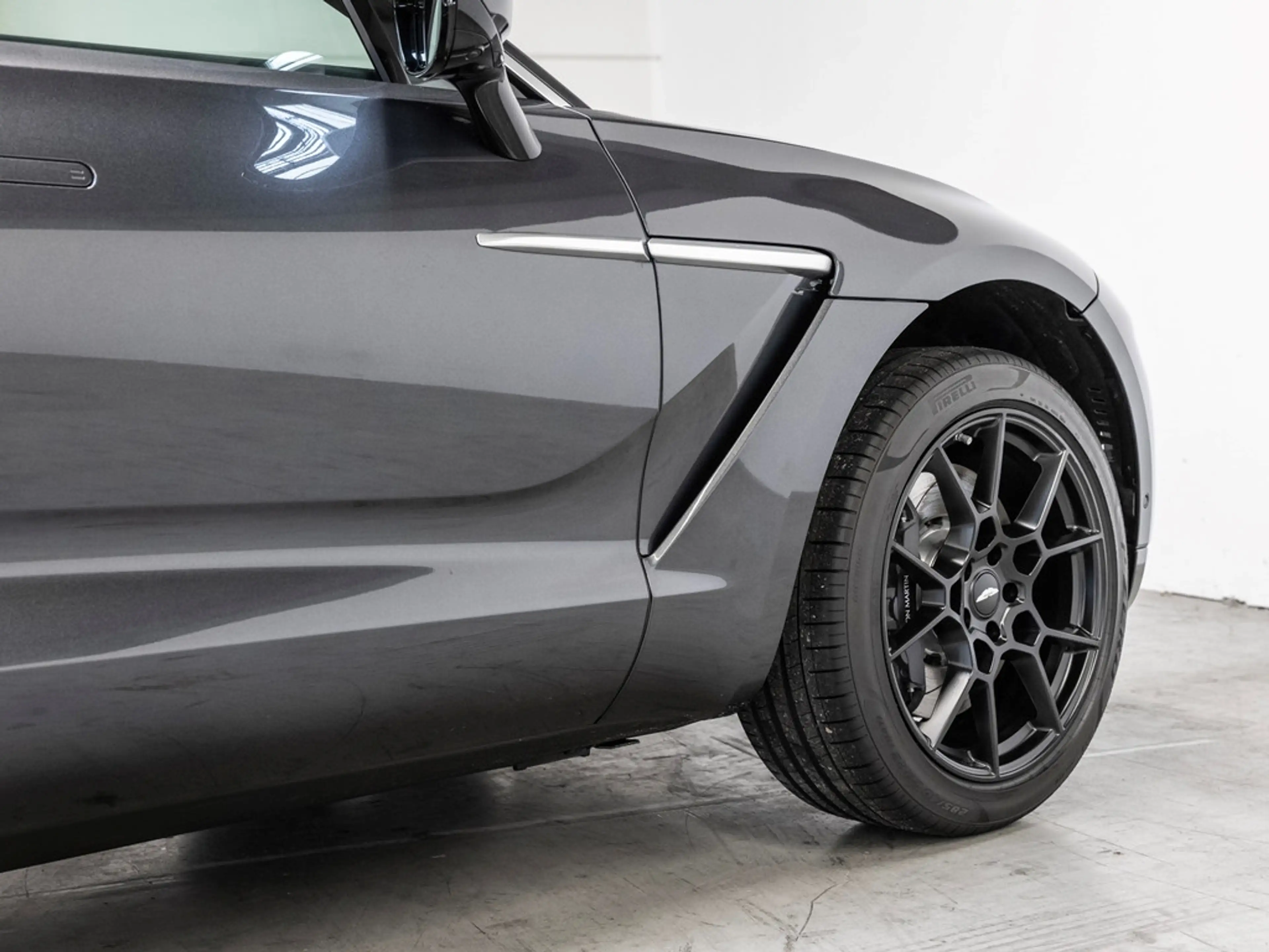 Aston Martin DBX Magnetic Silver Onyx Black — photo 9