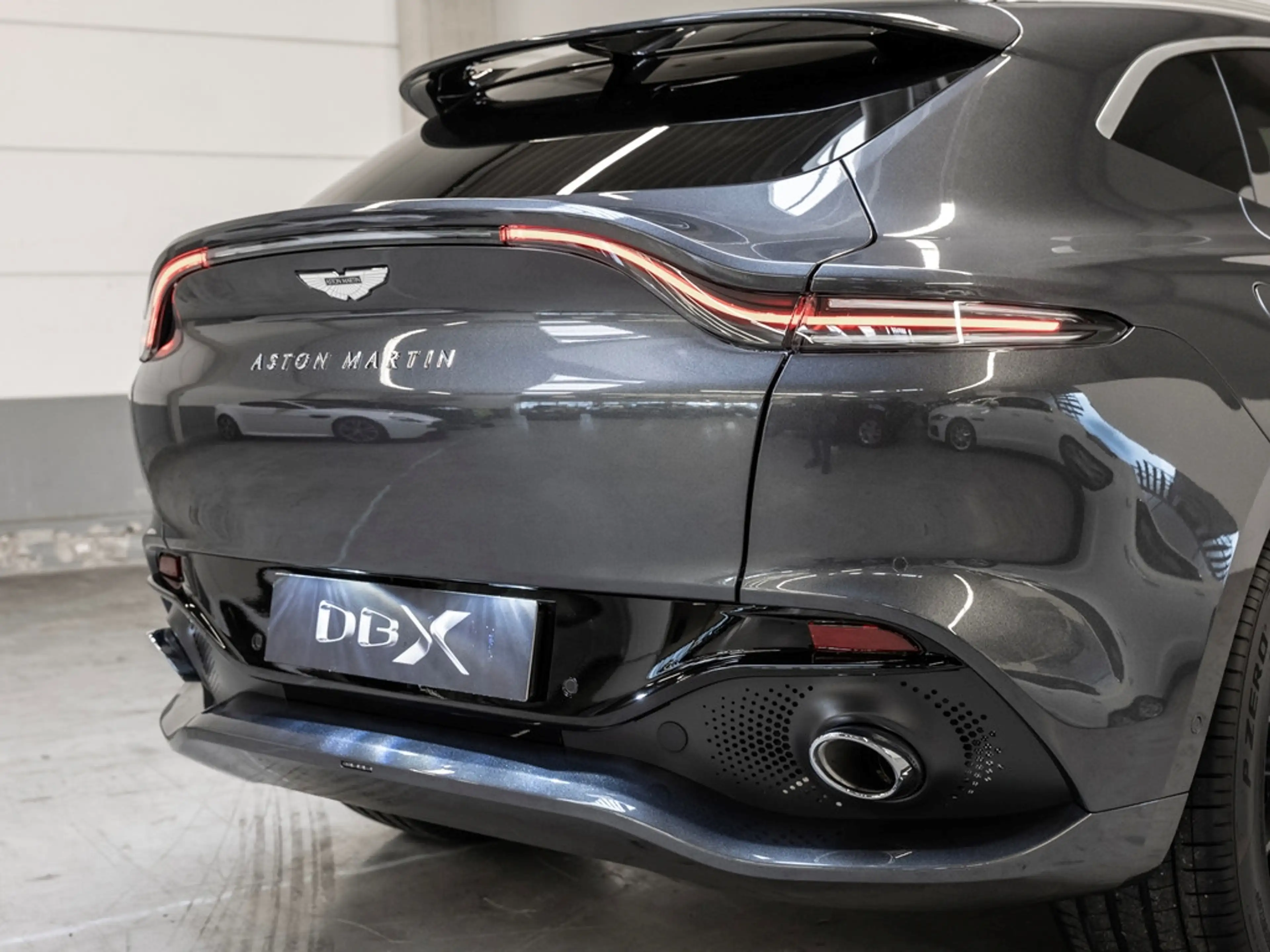 Aston Martin DBX Magnetic Silver Onyx Black — photo 8