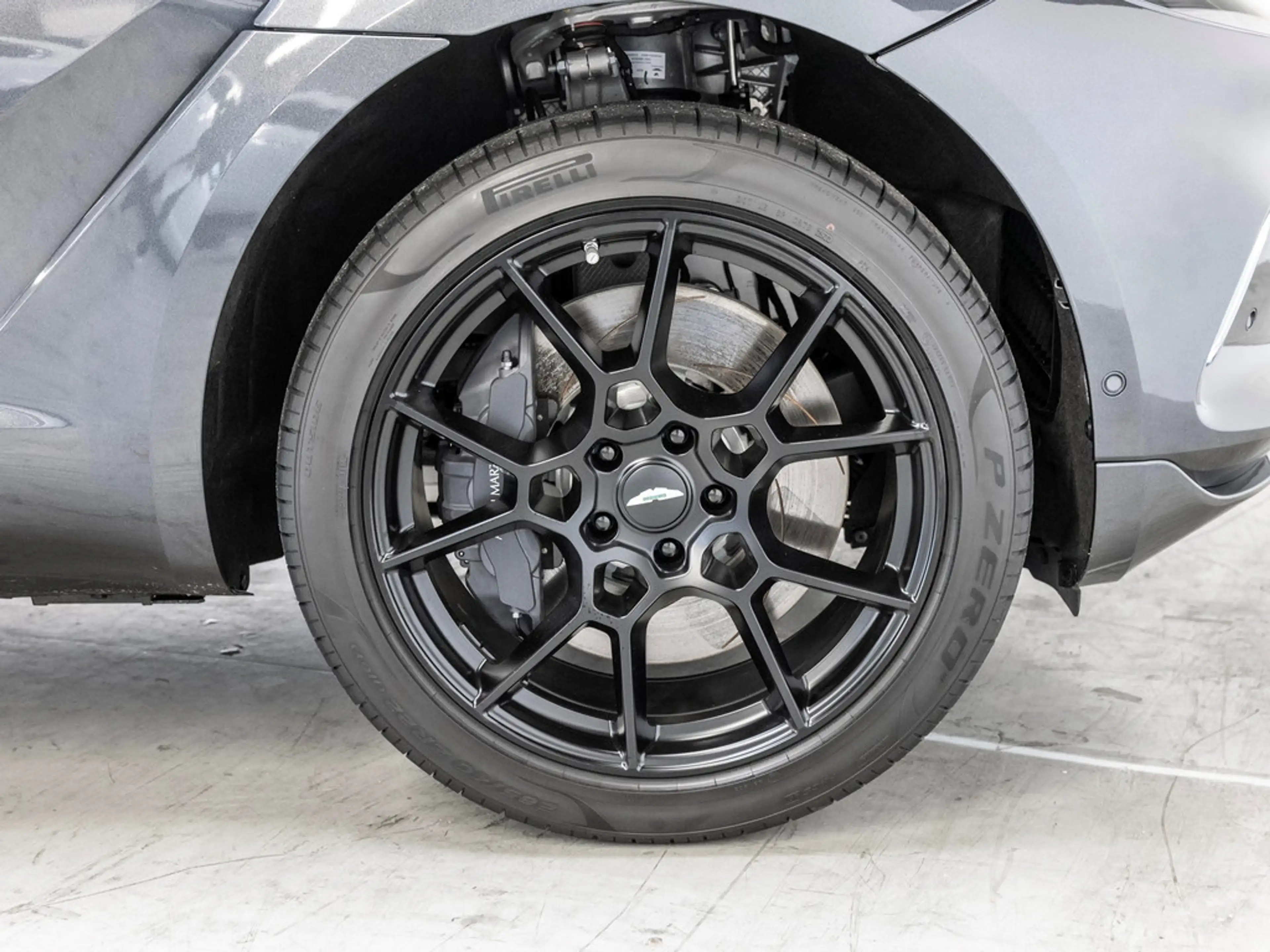 Aston Martin DBX Magnetic Silver Onyx Black — photo 4